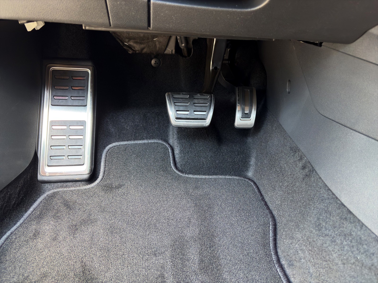 SKODA Octavia Combi 2.0 TSI DSG RS 30 Years Edition-image-14