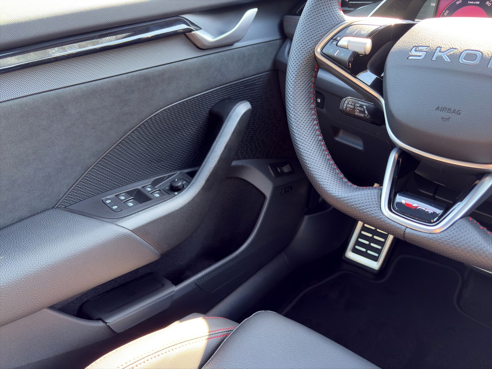 SKODA Octavia Combi 2.0 TSI DSG RS 30 Years Edition-image-13