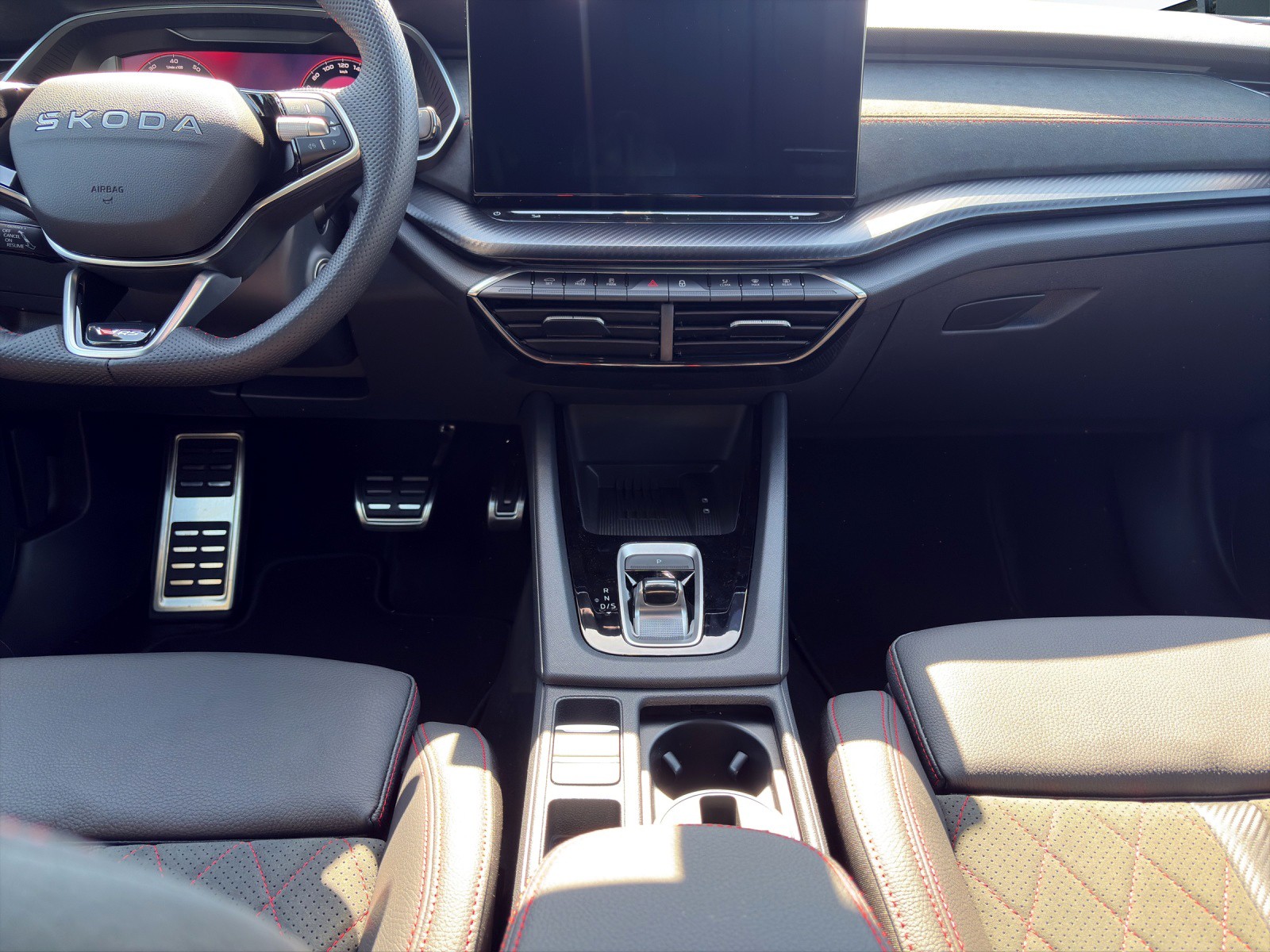 SKODA Octavia Combi 2.0 TSI DSG RS 30 Years Edition-image-9
