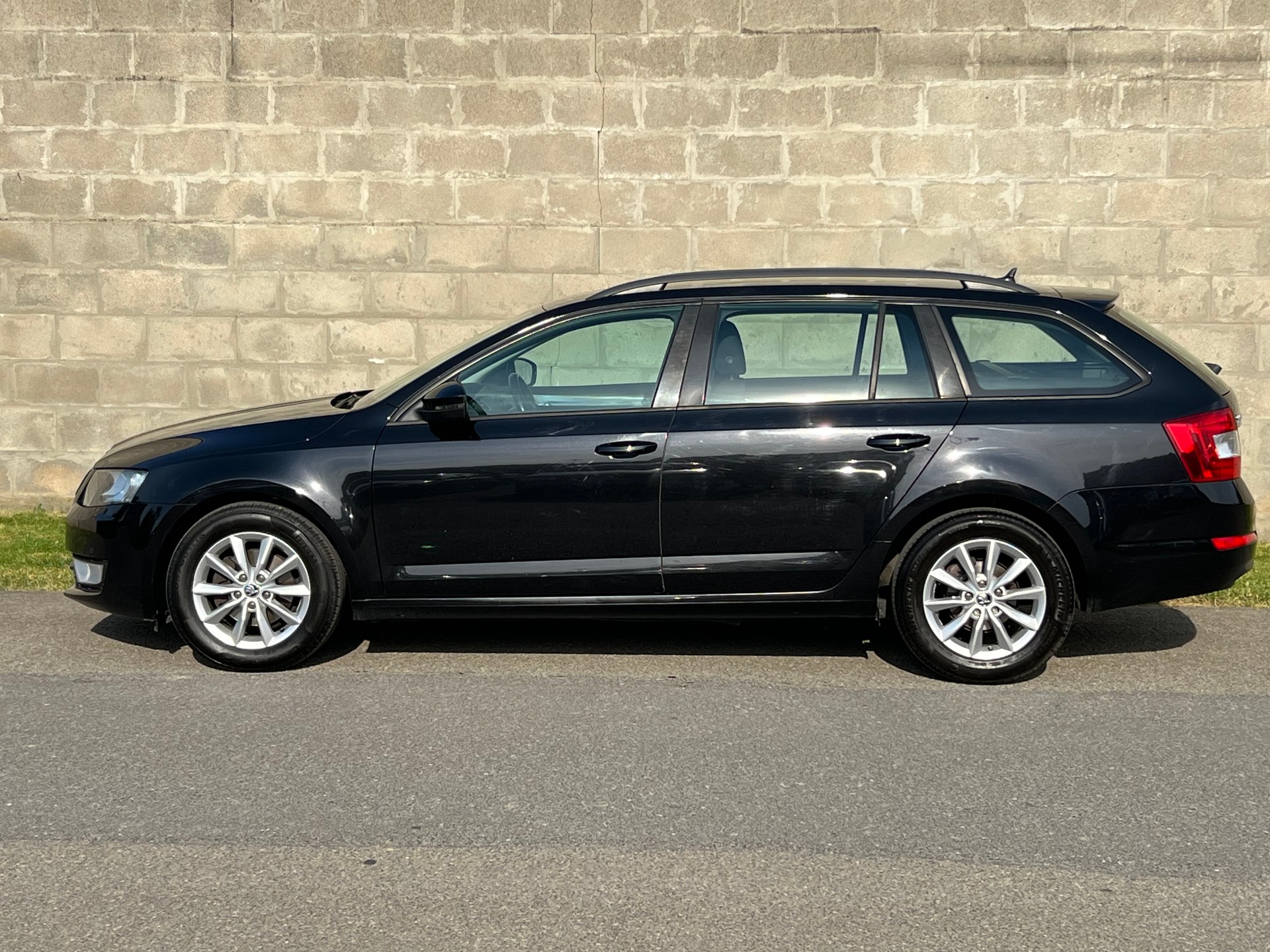 SKODA Octavia Combi 1.4 TSI Ambition DSG-image-1