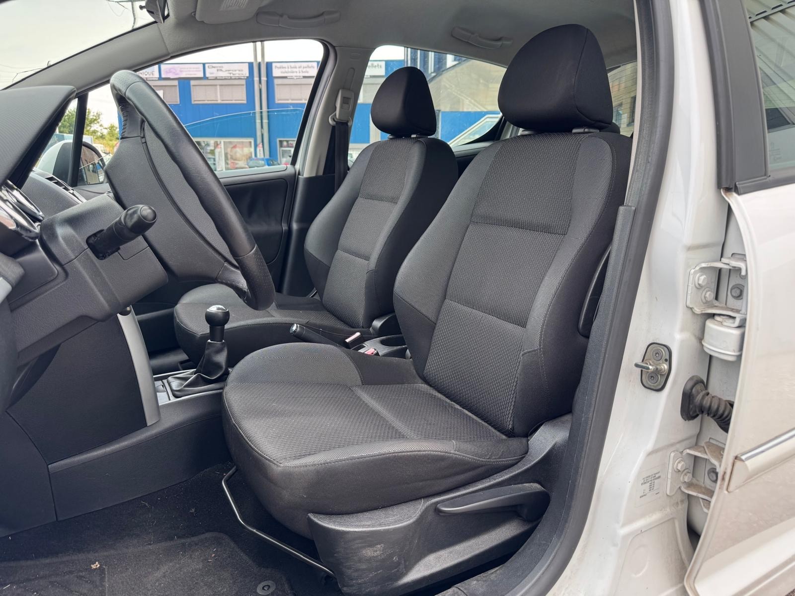 PEUGEOT 207 1.4 16V Active-image-7