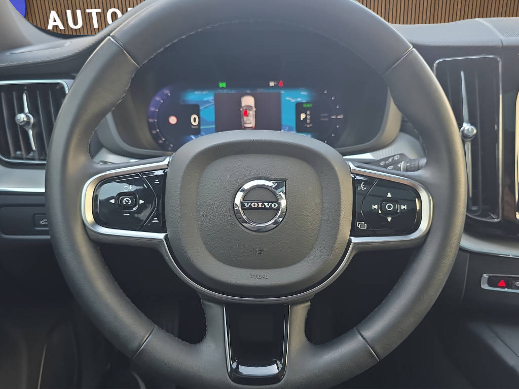 VOLVO XC60 2.0 T6 TE Ultimate Dark eAWD-image-14