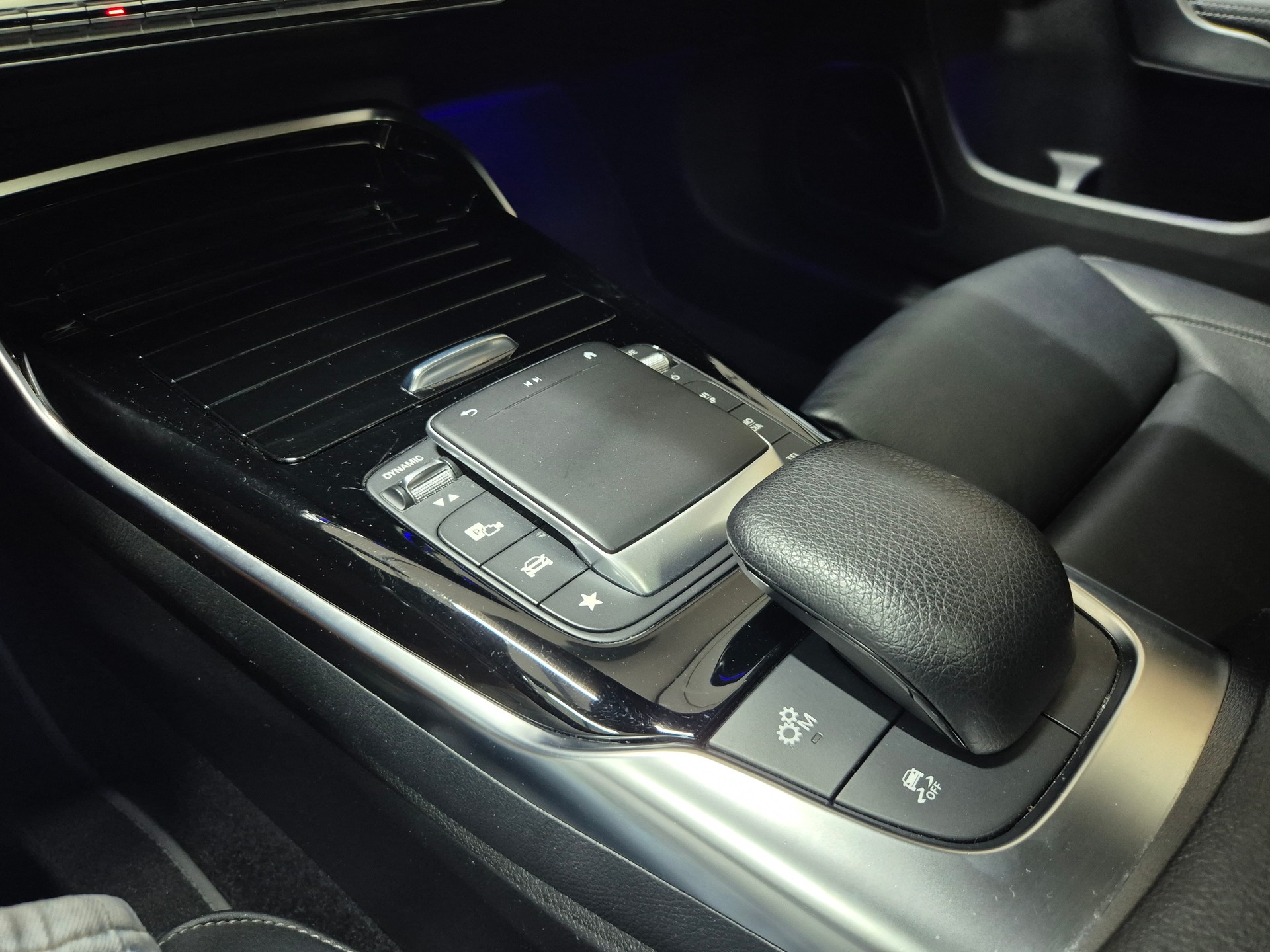 MERCEDES-BENZ A 45 S AMG 4Matic+ Speedshift-image-12