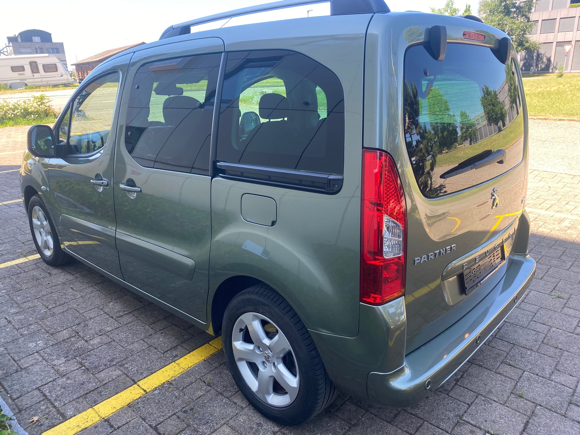 PEUGEOT Partner 1.6 HDI Outdoor-image-3