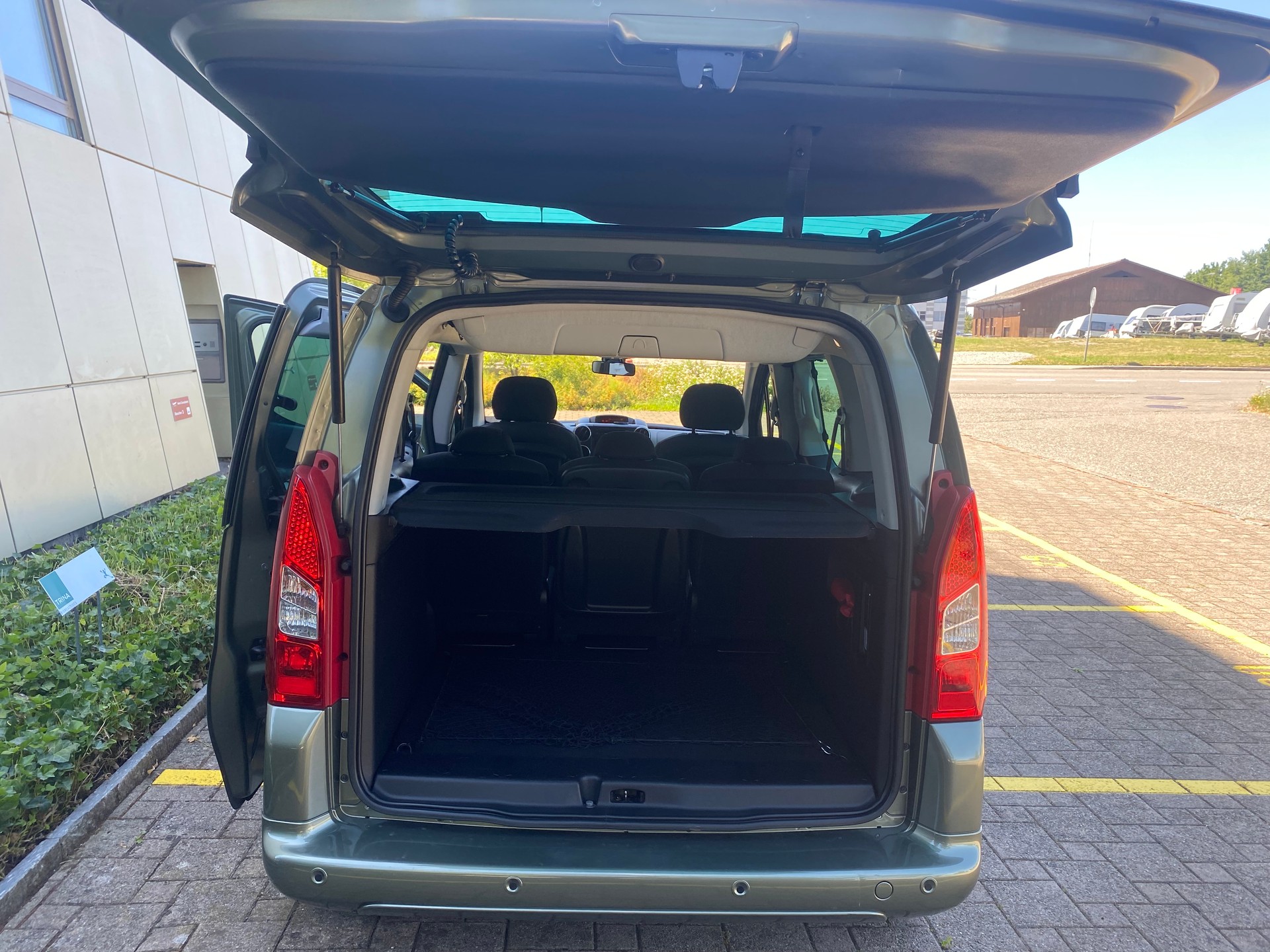 PEUGEOT Partner 1.6 HDI Outdoor-image-11