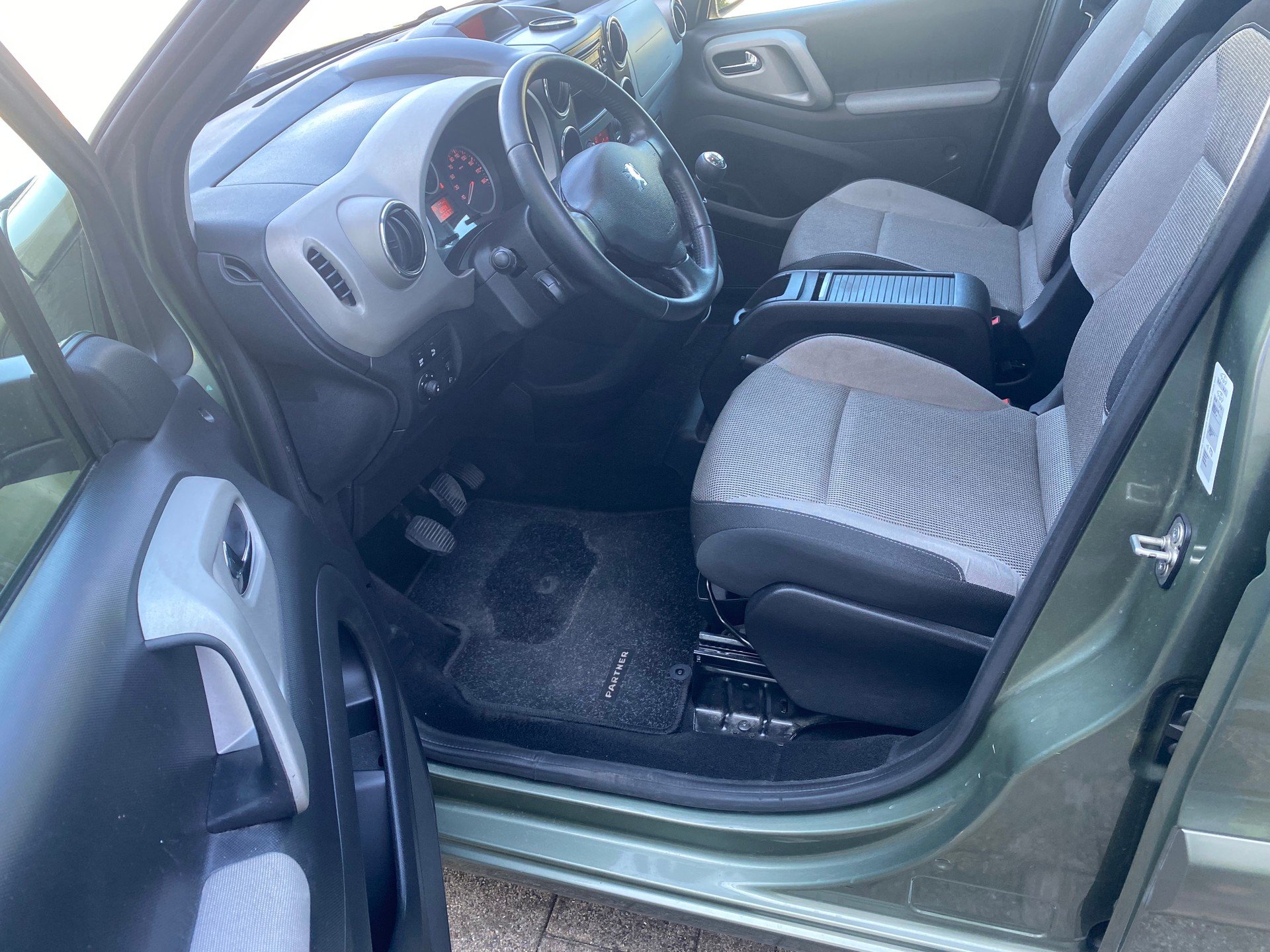 PEUGEOT Partner 1.6 HDI Outdoor-image-6