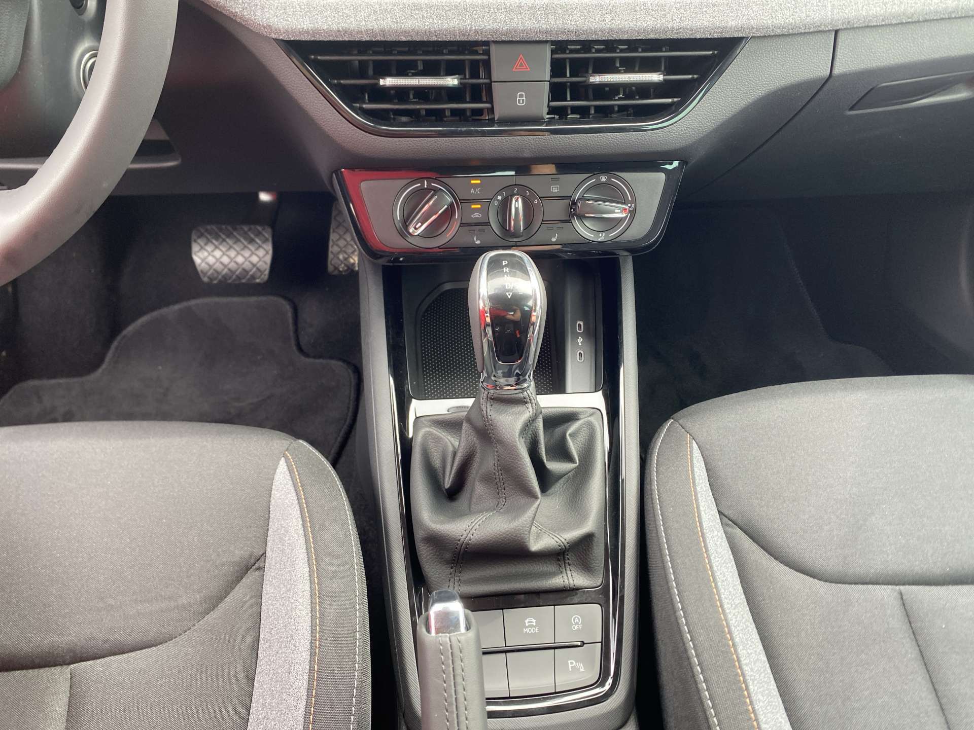 SKODA Kamiq 1.0 TSi Selection Black DSG-Automat-image-10
