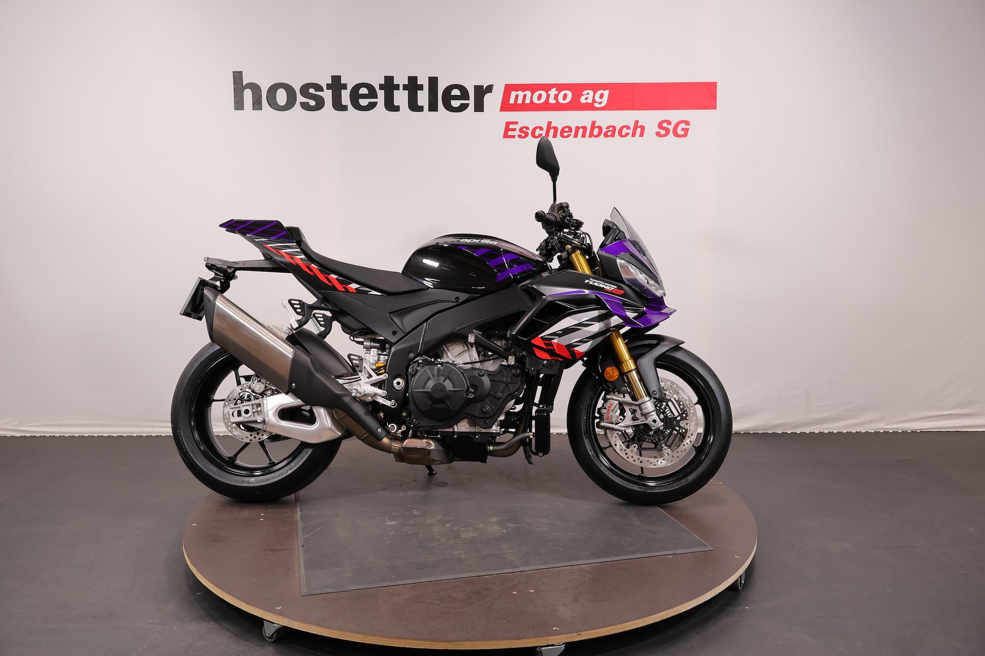 APRILIA Tuono 1100 V4 Factory-showroom-element-1