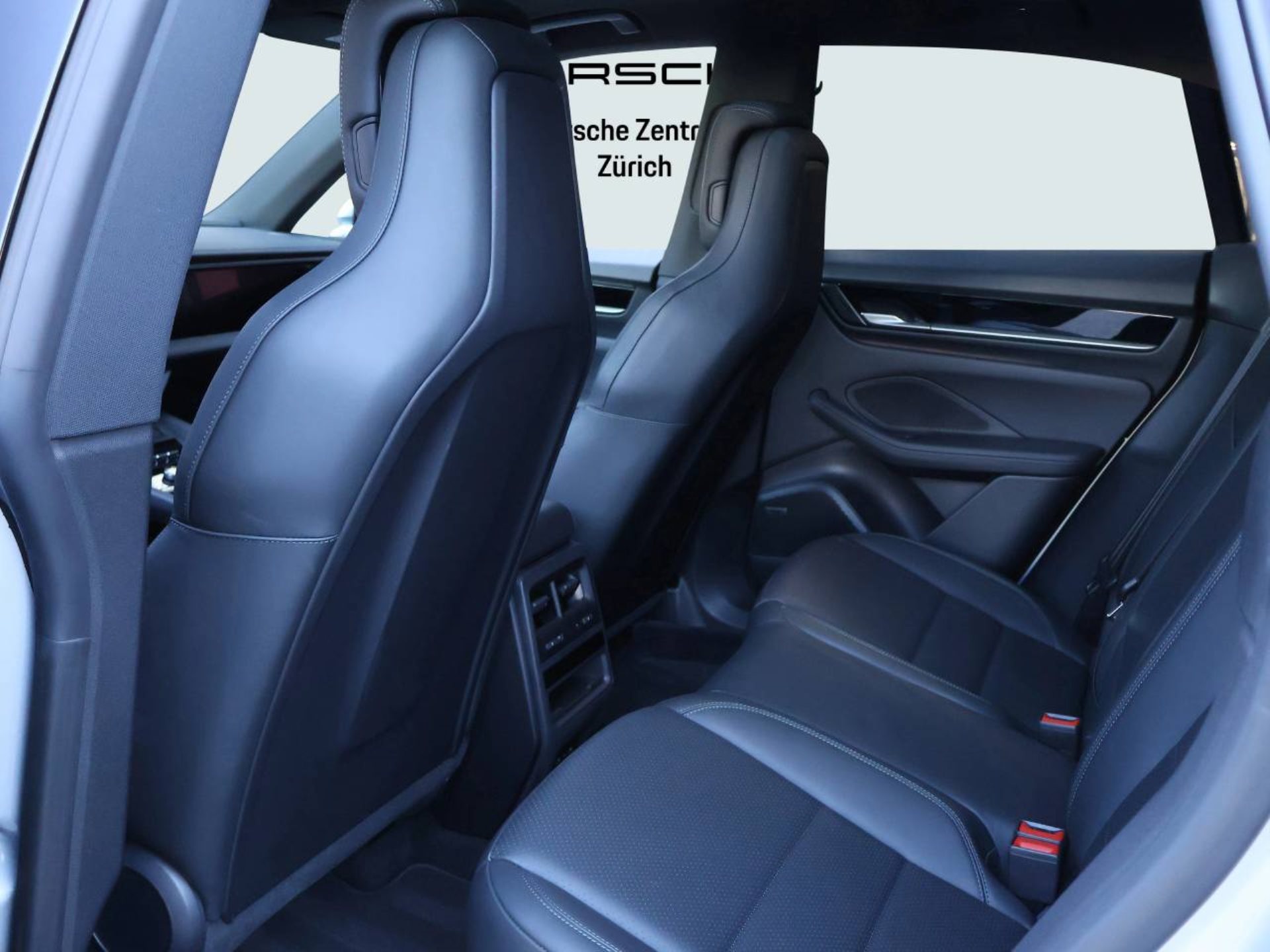 PORSCHE Macan 4S-image-16