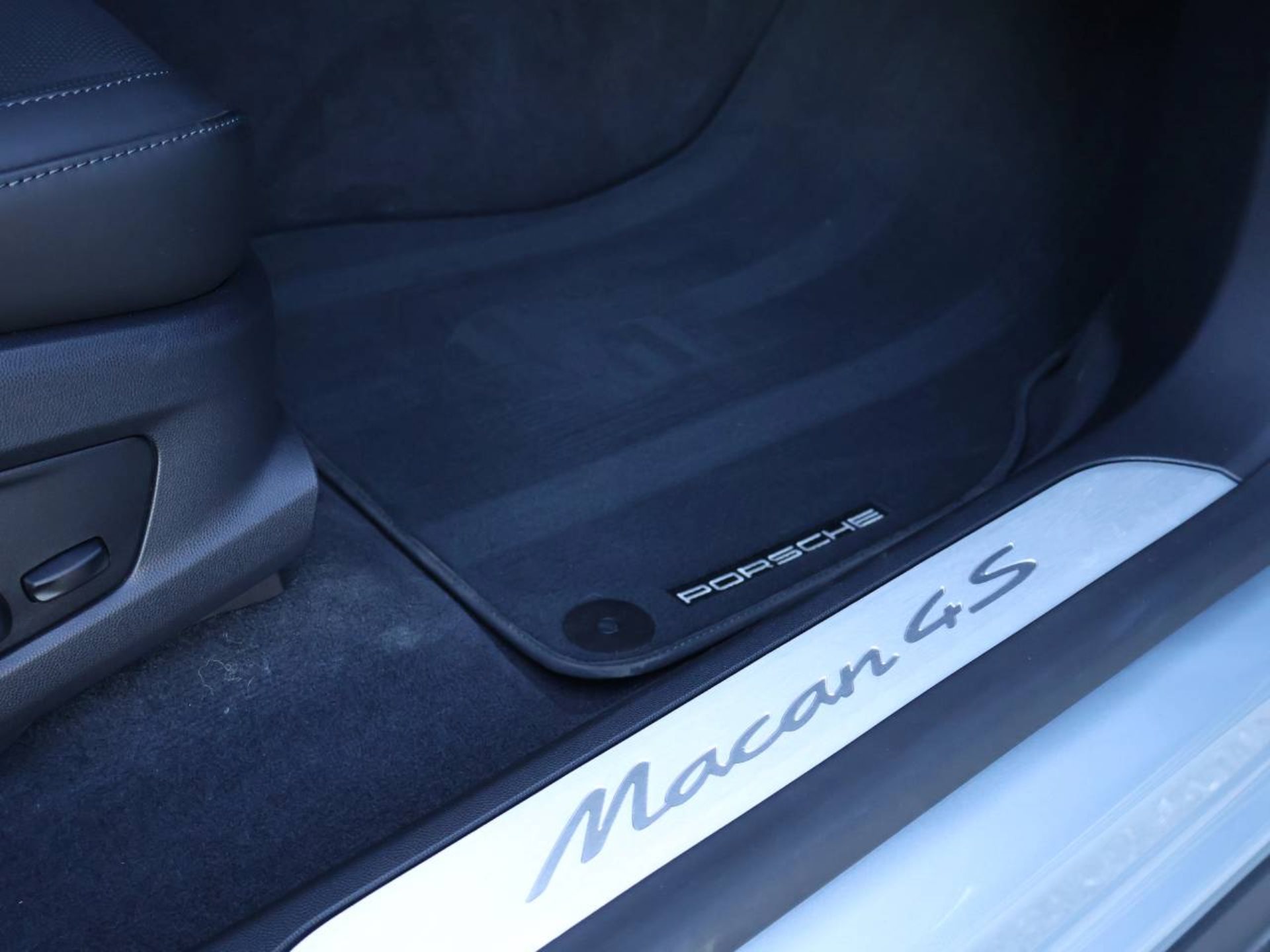 PORSCHE Macan 4S-image-30