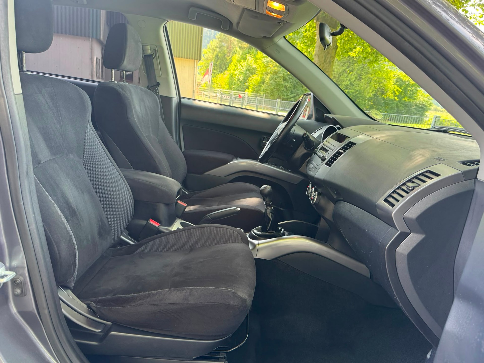 MITSUBISHI Outlander 2.0 DID Invite 4WD-image-12