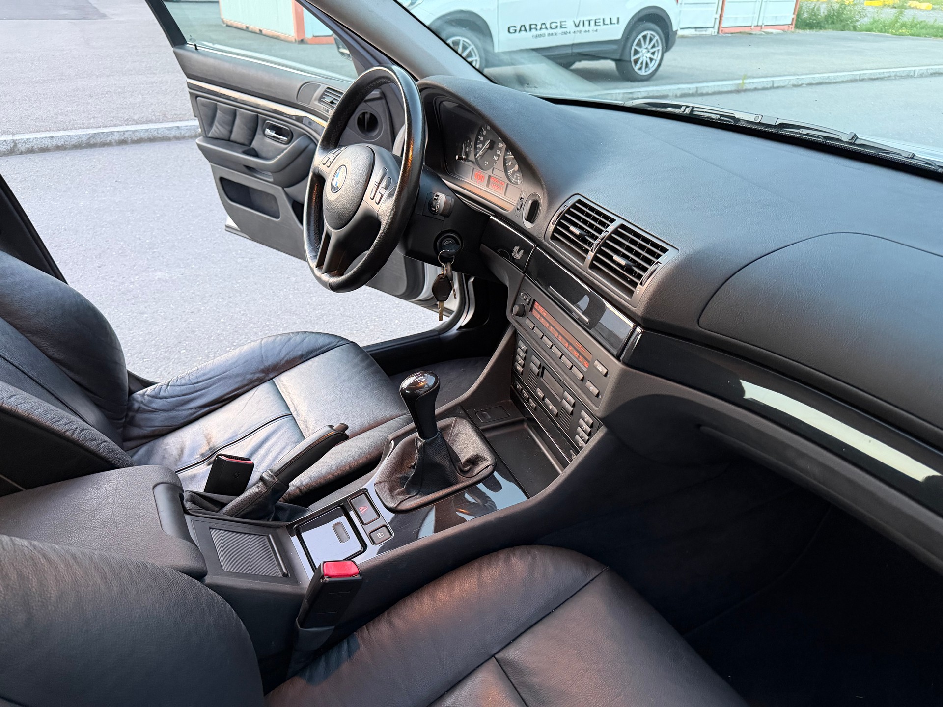 BMW 520i-image-13