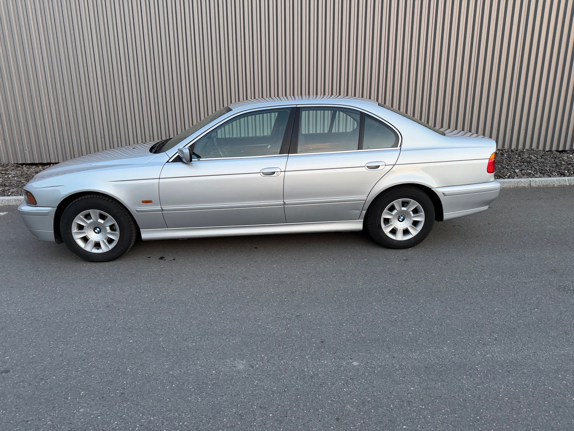BMW 520i-image-1