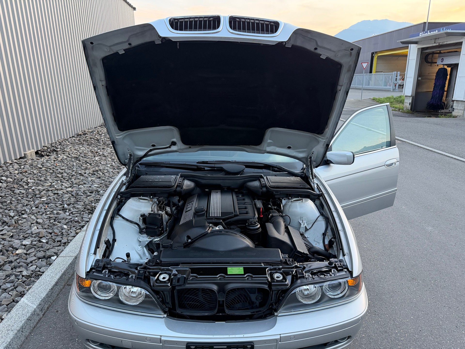 BMW 520i-image-16