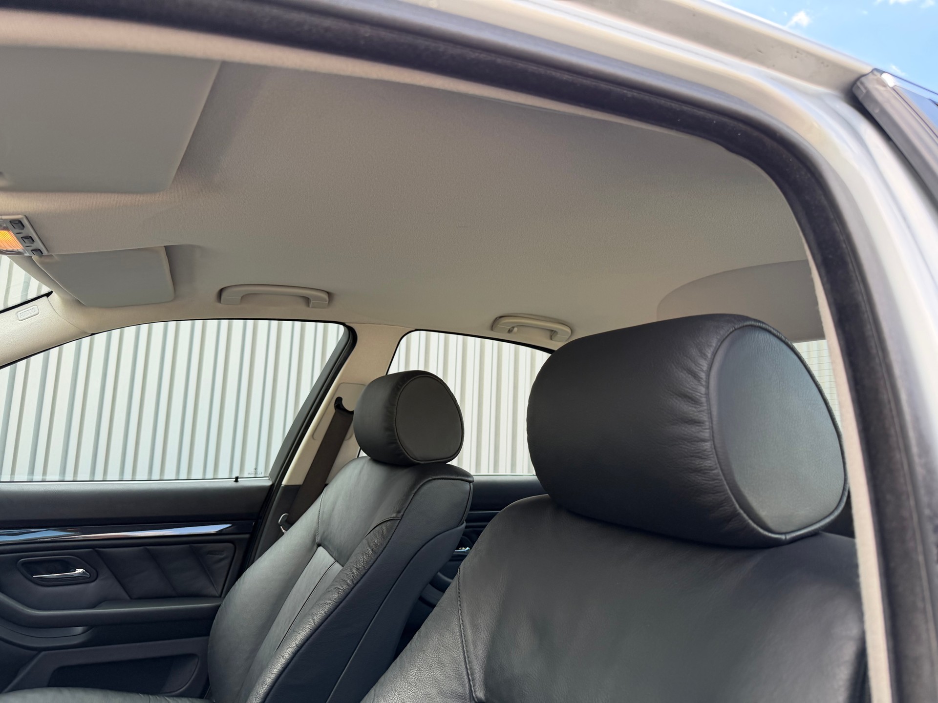BMW 520i-image-9