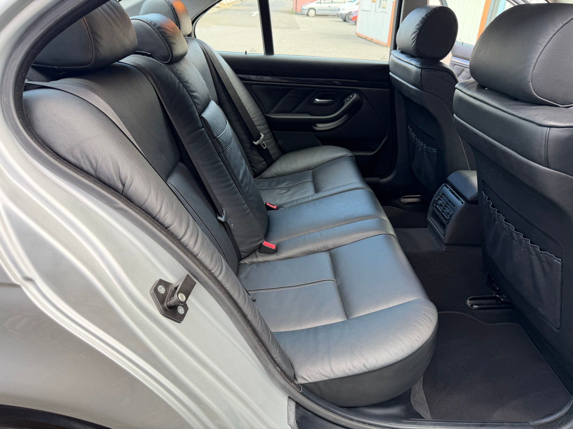 BMW 520i-image-25