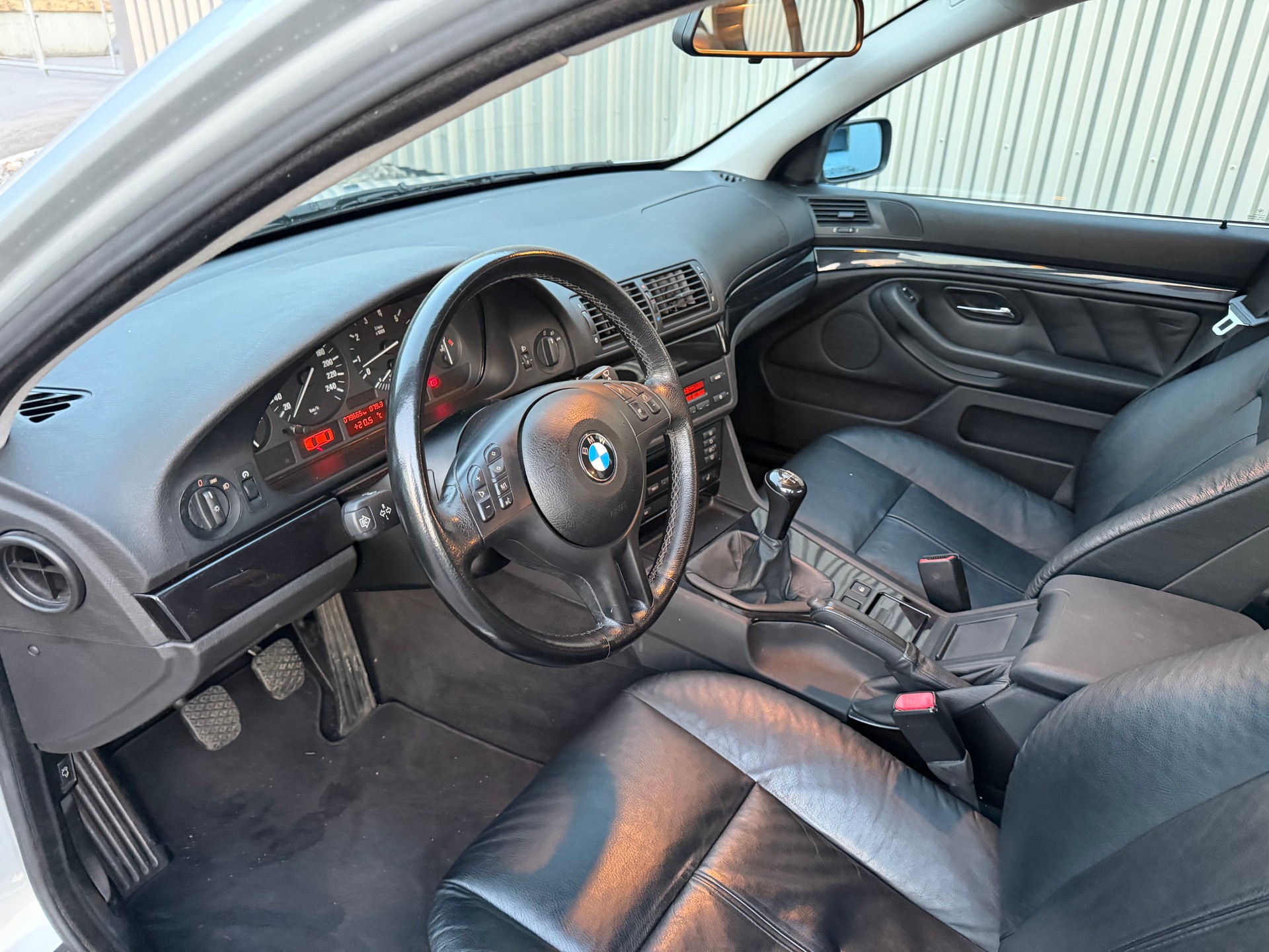 BMW 520i-image-10