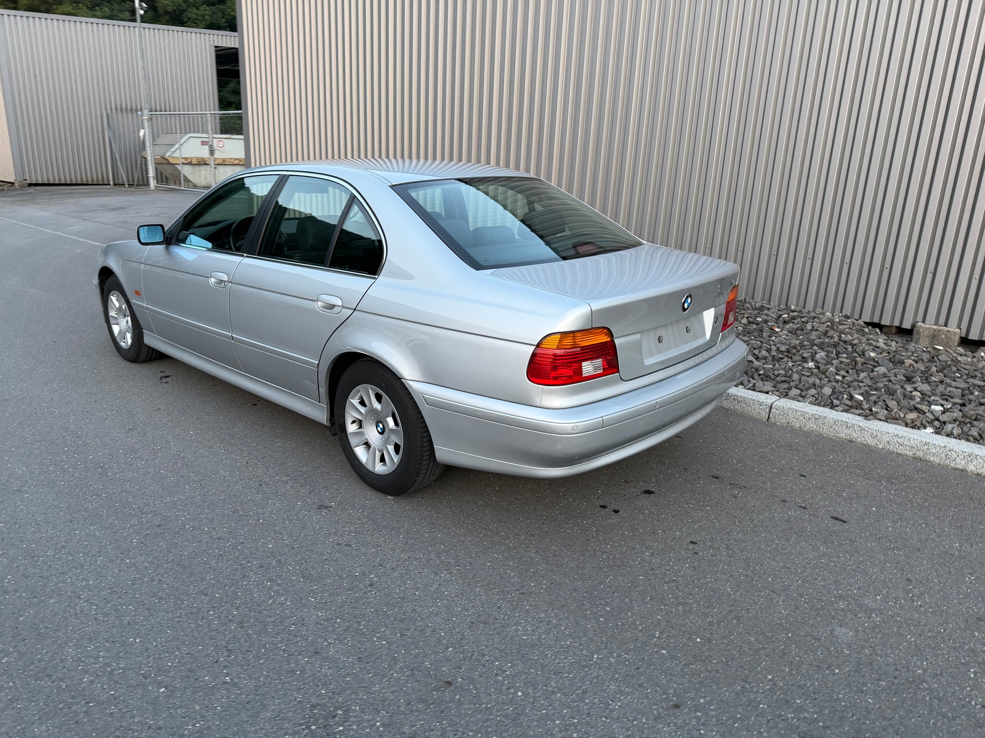 BMW 520i-image-2