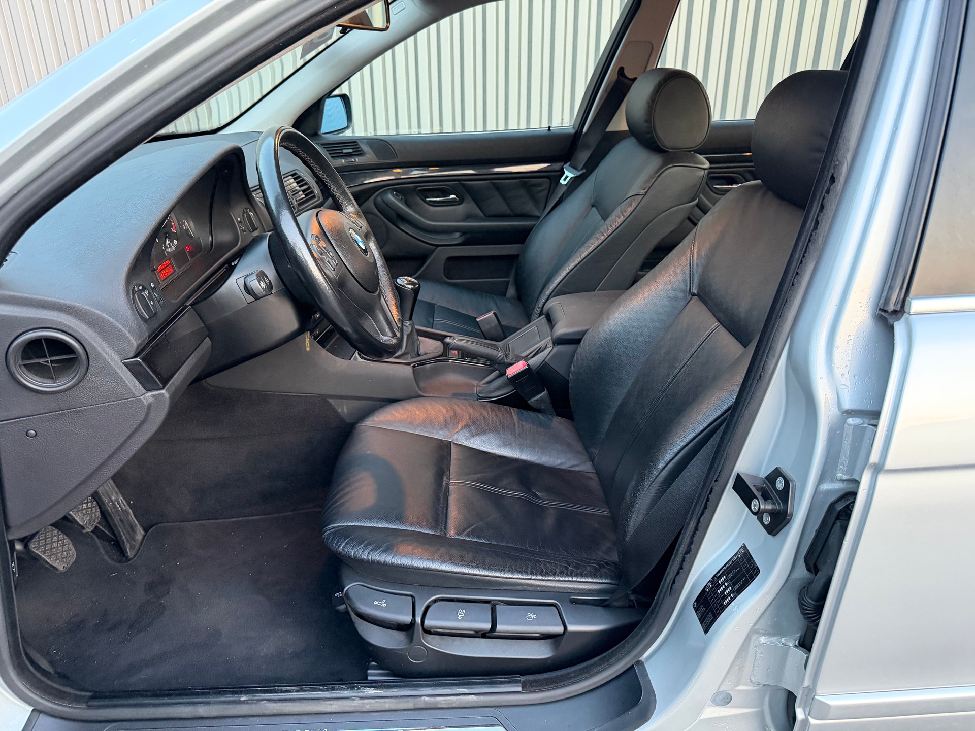 BMW 520i-image-9