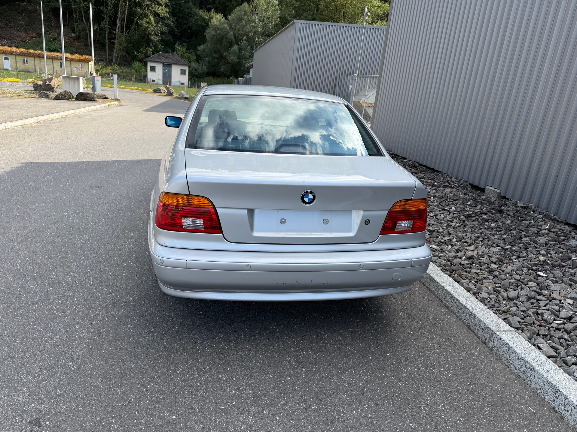 BMW 520i-showroom-element-3