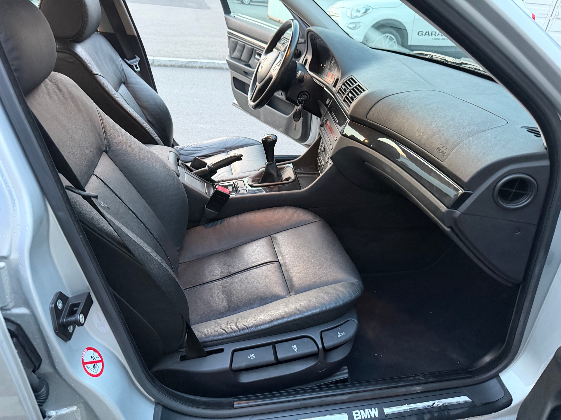BMW 520i-image-11