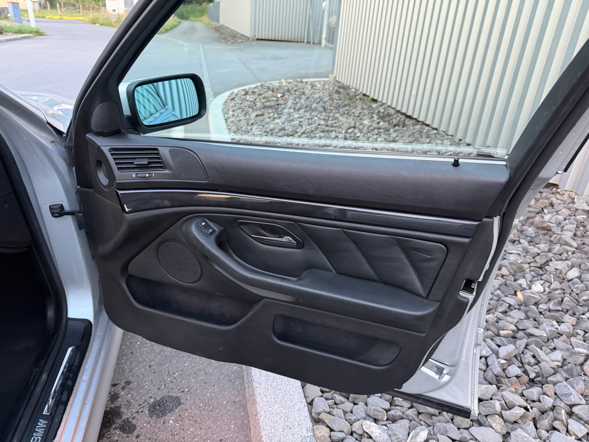 BMW 520i-image-12
