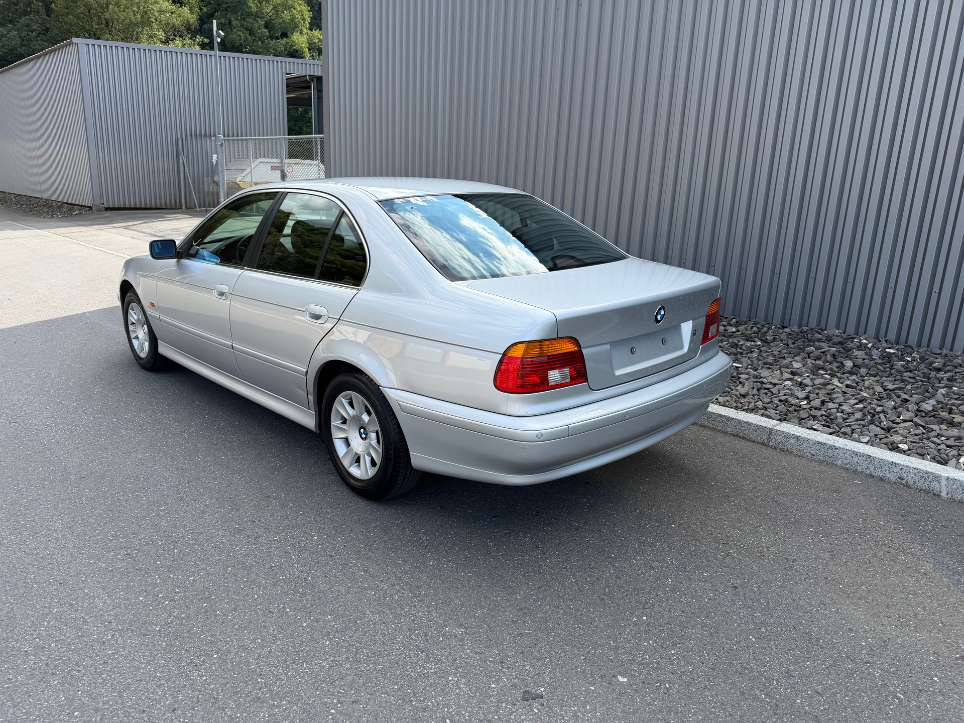 BMW 520i-showroom-element-2