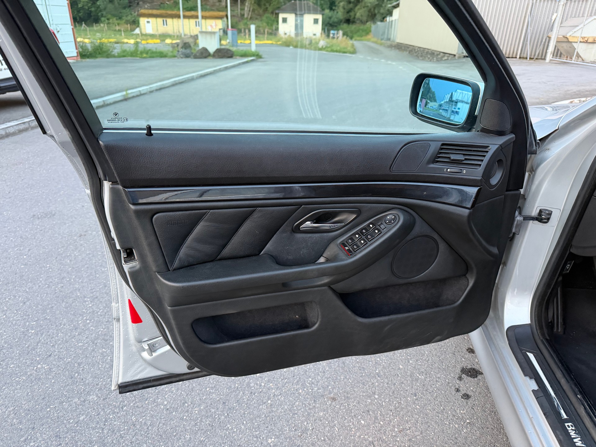 BMW 520i-image-8