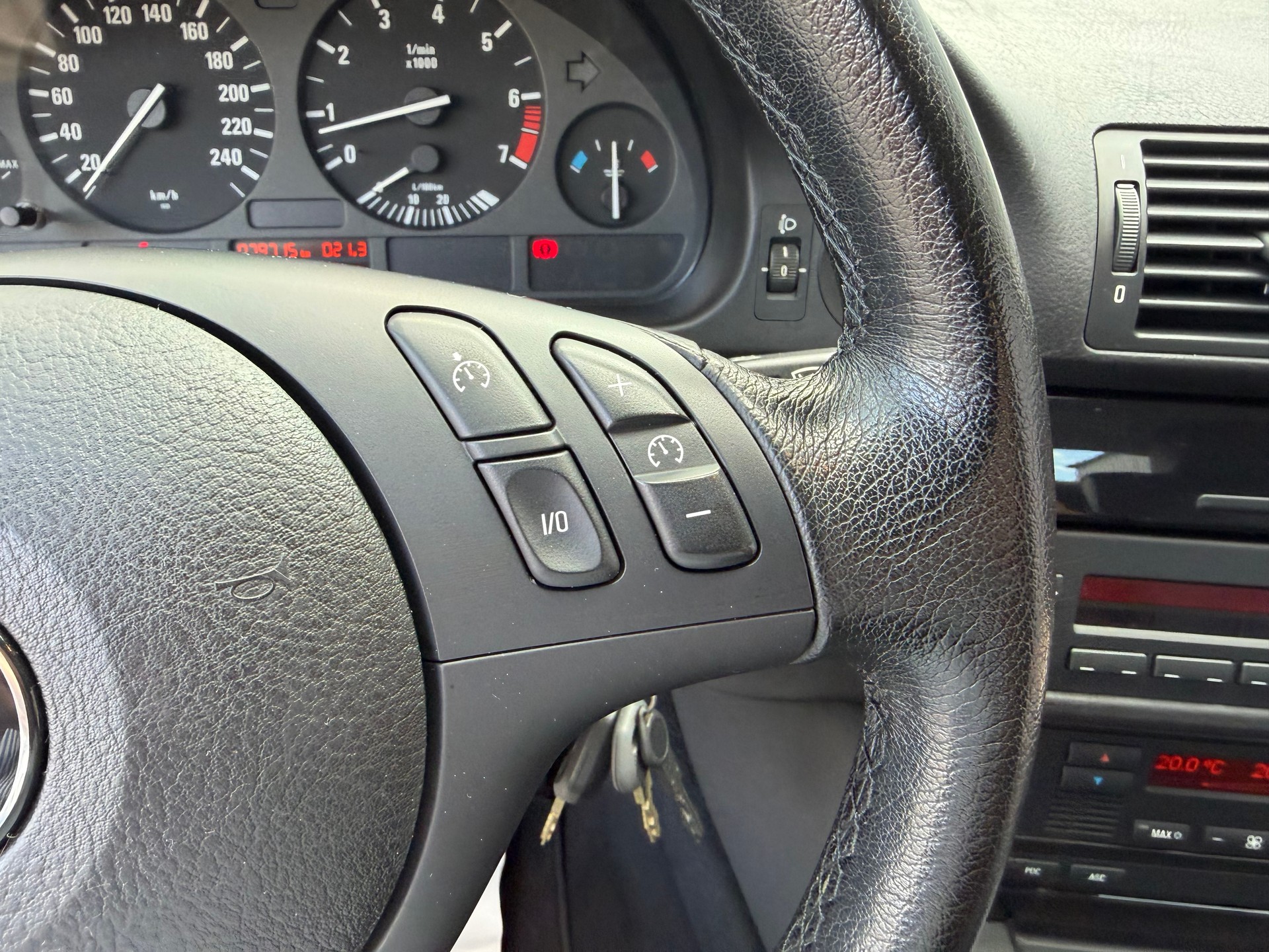 BMW 520i-image-18