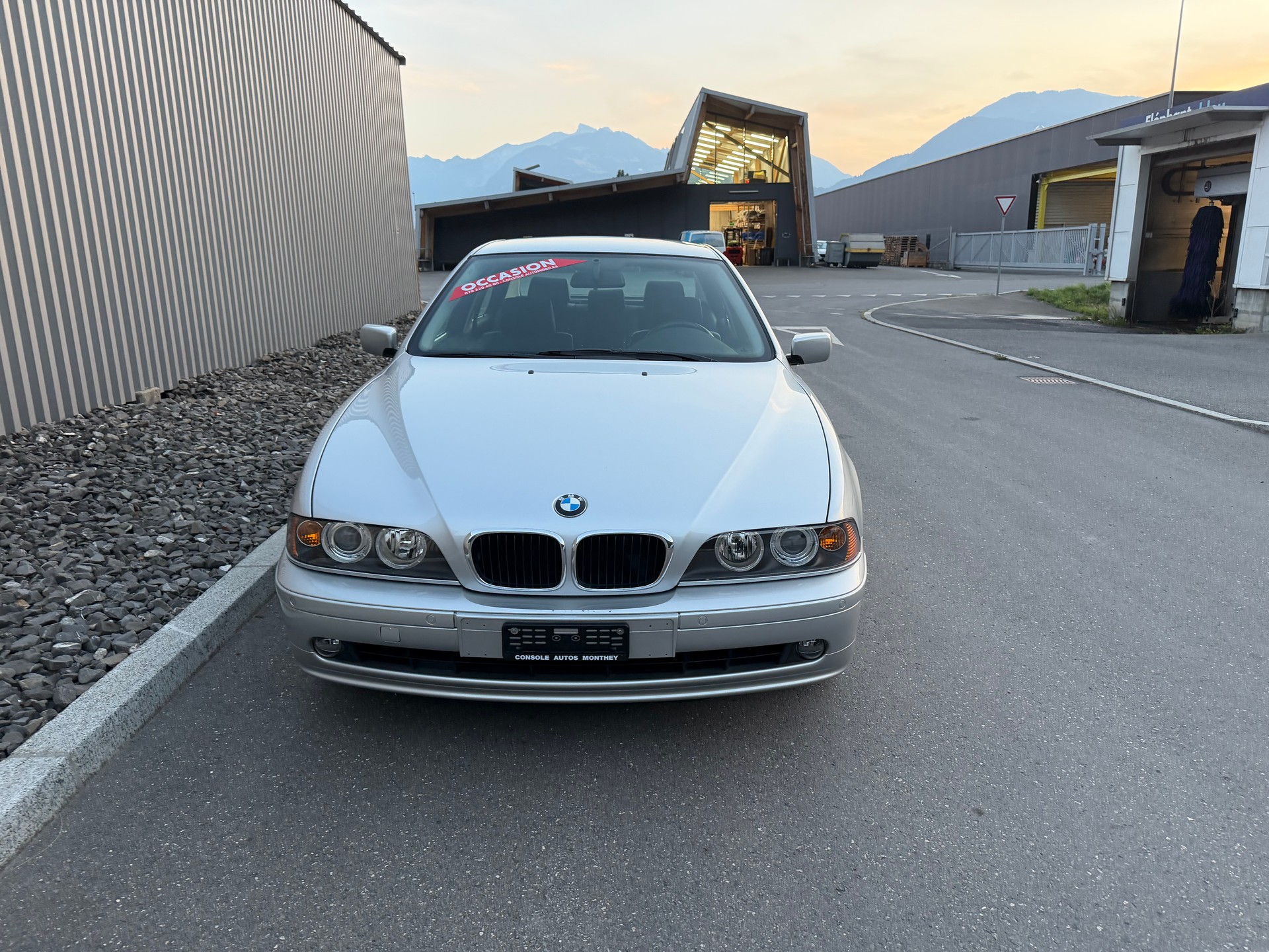 BMW 520i-image-3