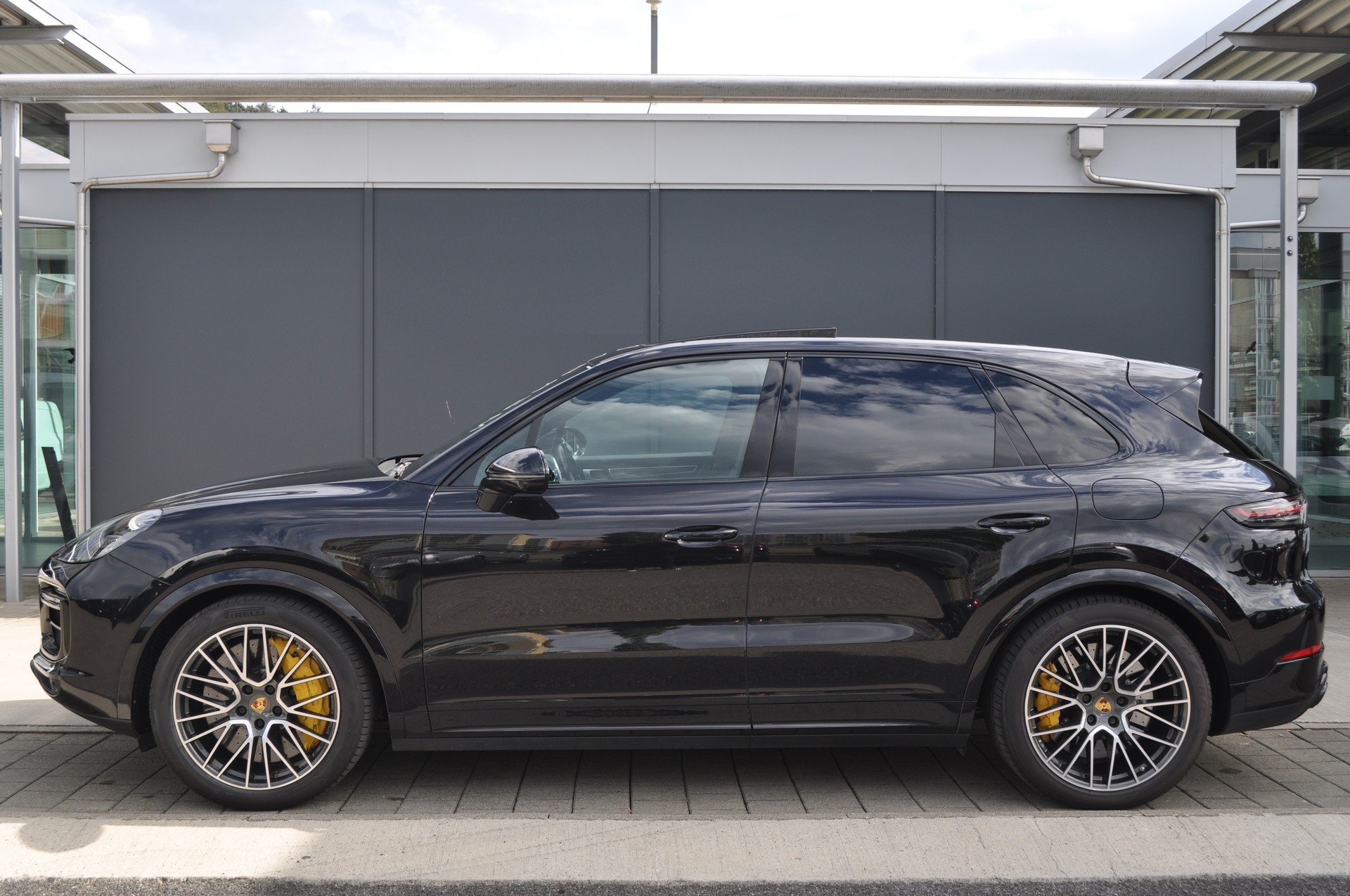 PORSCHE Cayenne Turbo S E-Hybrid-image-2