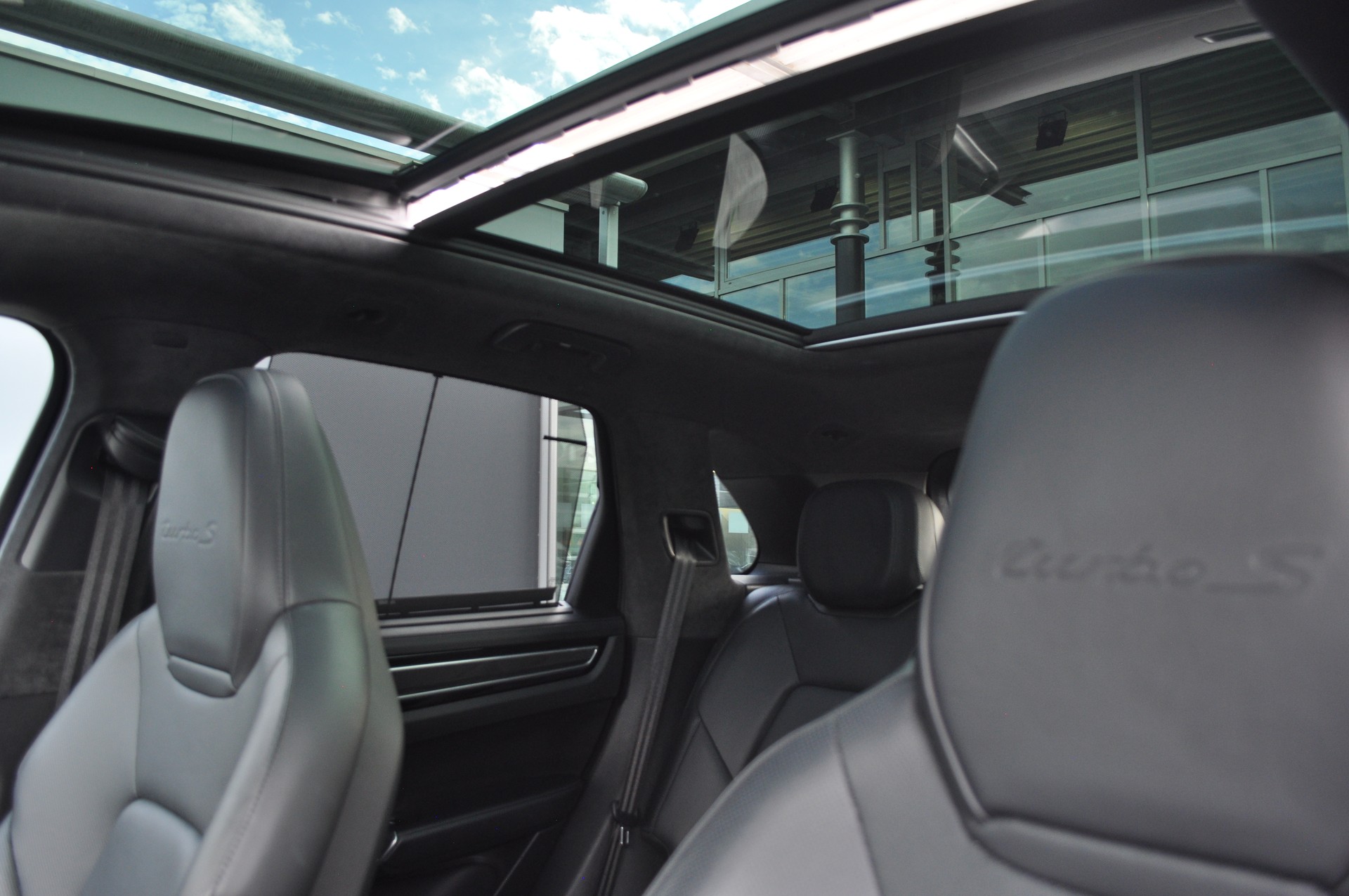 PORSCHE Cayenne Turbo S E-Hybrid-image-18