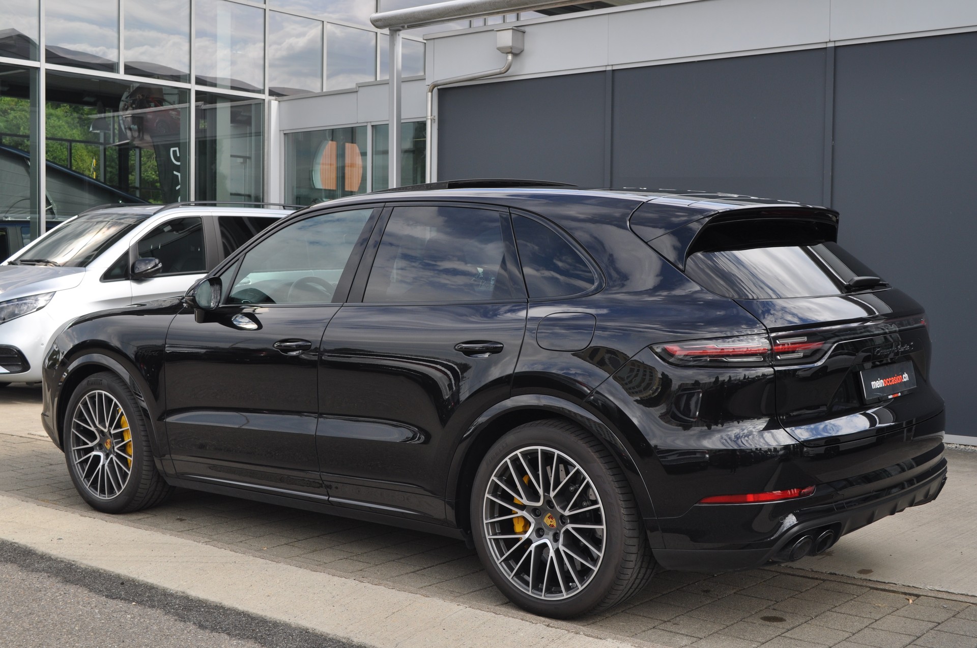 PORSCHE Cayenne Turbo S E-Hybrid-image-3