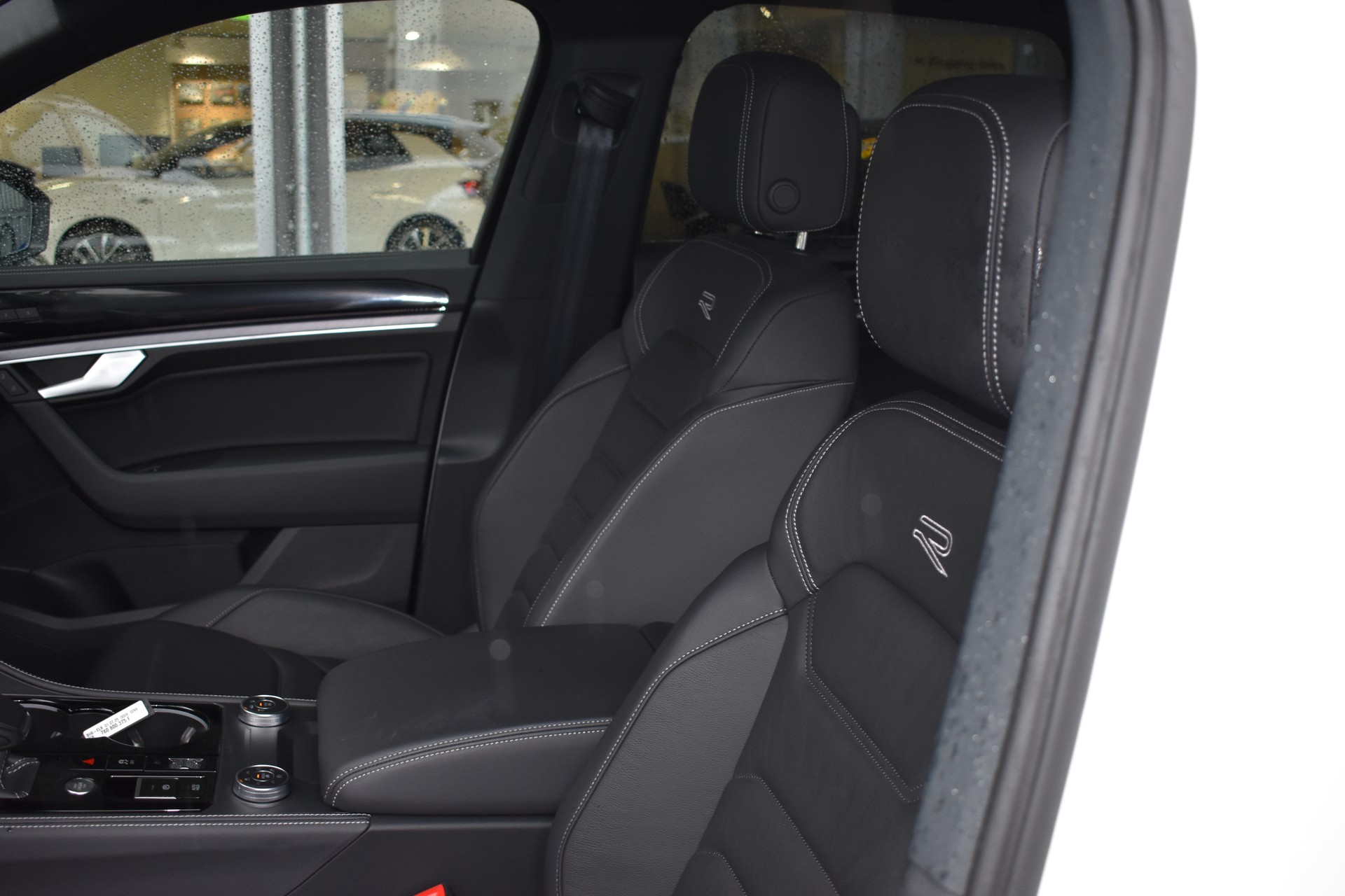 VW Touareg 3.0 TDI R-Line Tiptronic-image-10