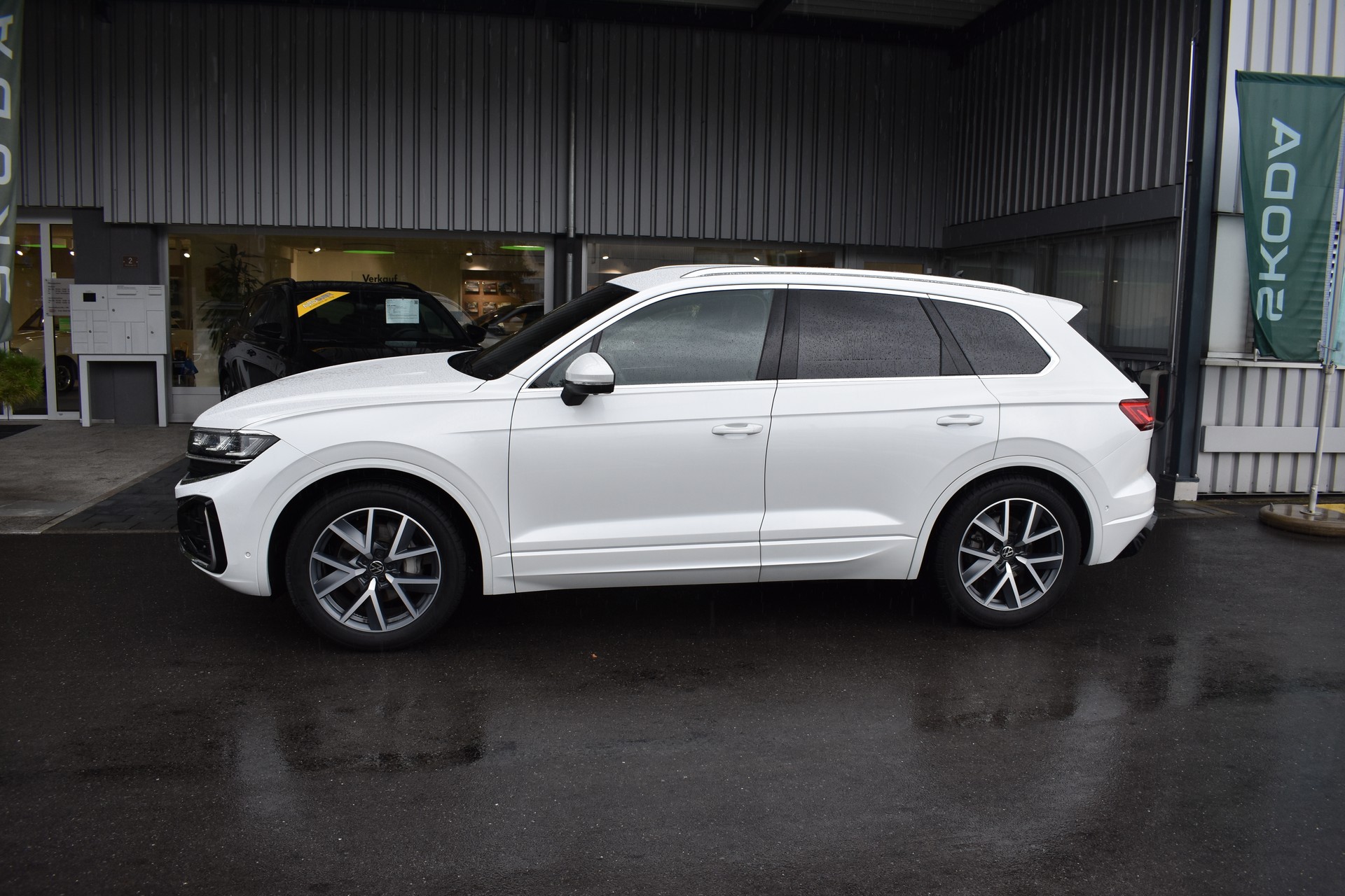 VW Touareg 3.0 TDI R-Line Tiptronic-image-2