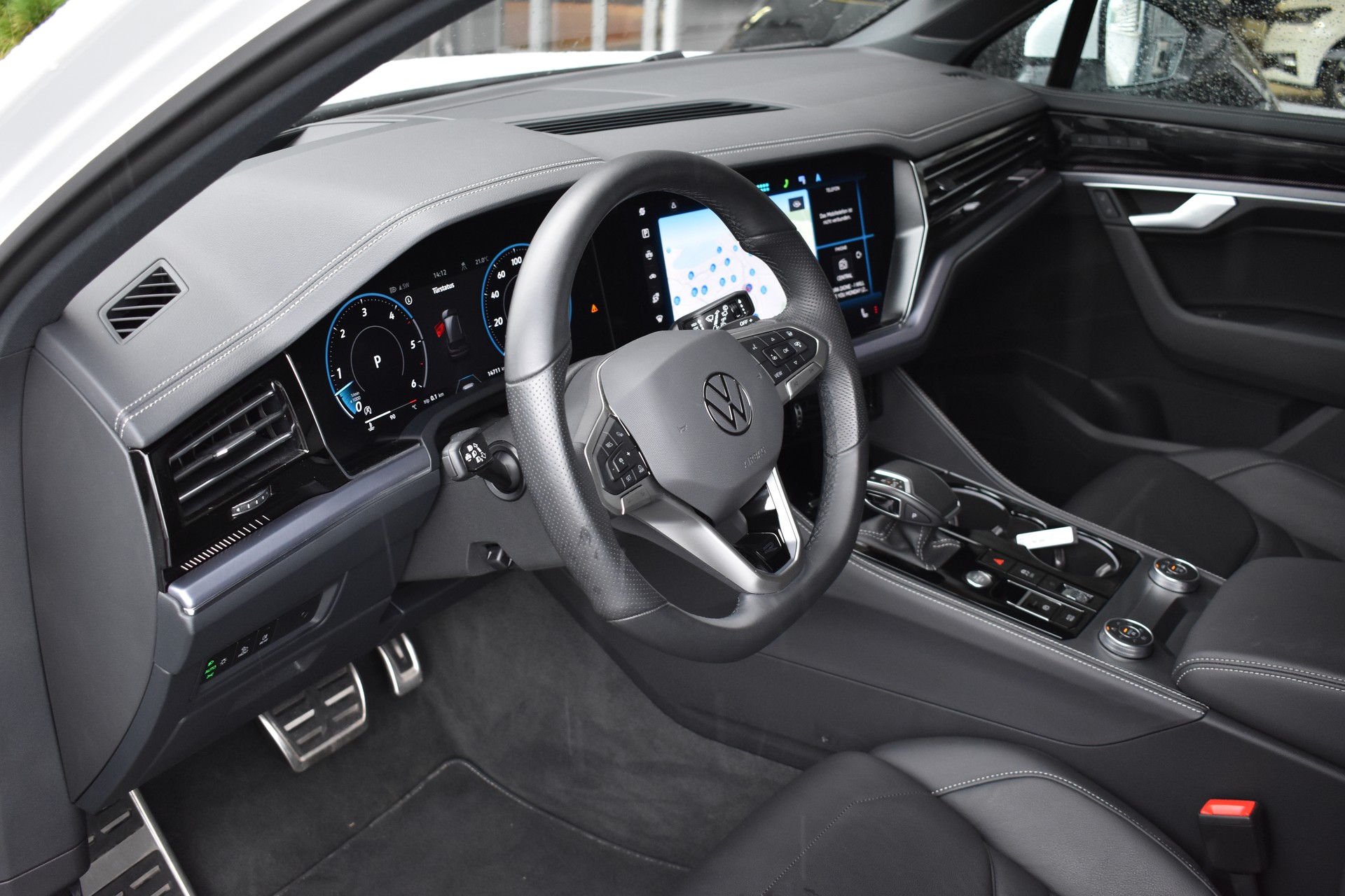 VW Touareg 3.0 TDI R-Line Tiptronic-image-5