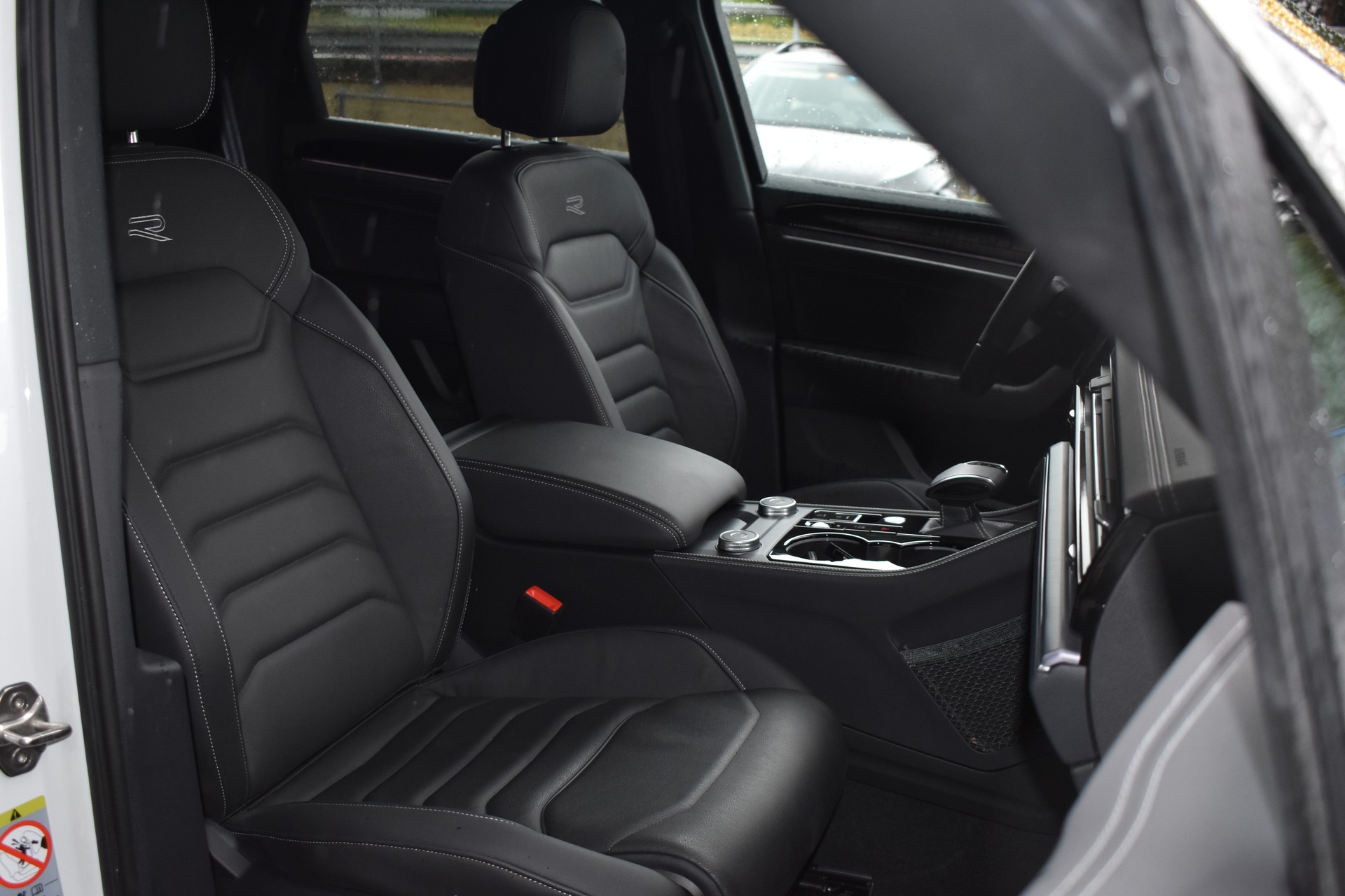 VW Touareg 3.0 TDI R-Line Tiptronic-image-8