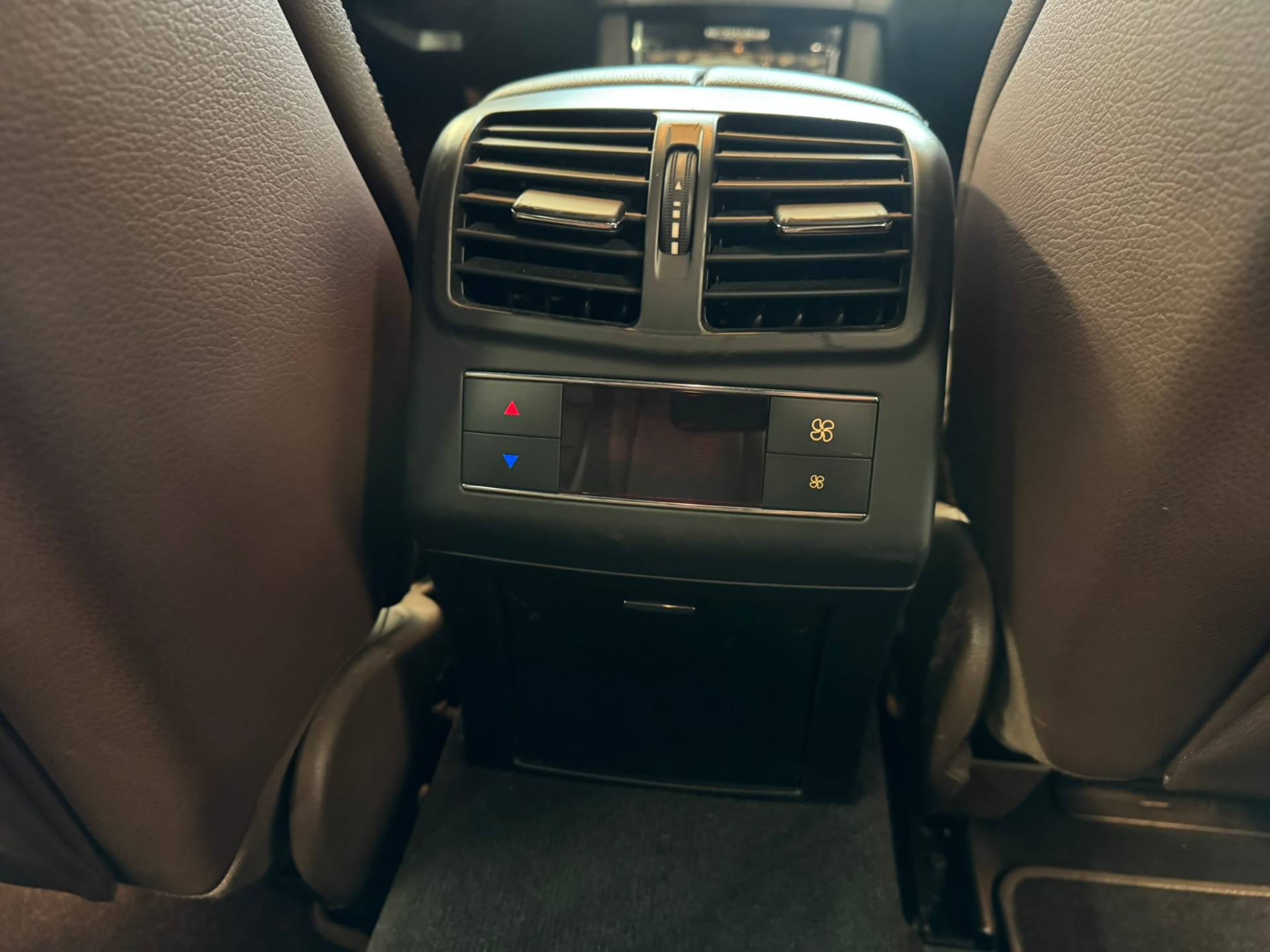 MERCEDES-BENZ E 350 CDI BlueEff. Avantgarde 4Matic 7G-Tronic-image-17