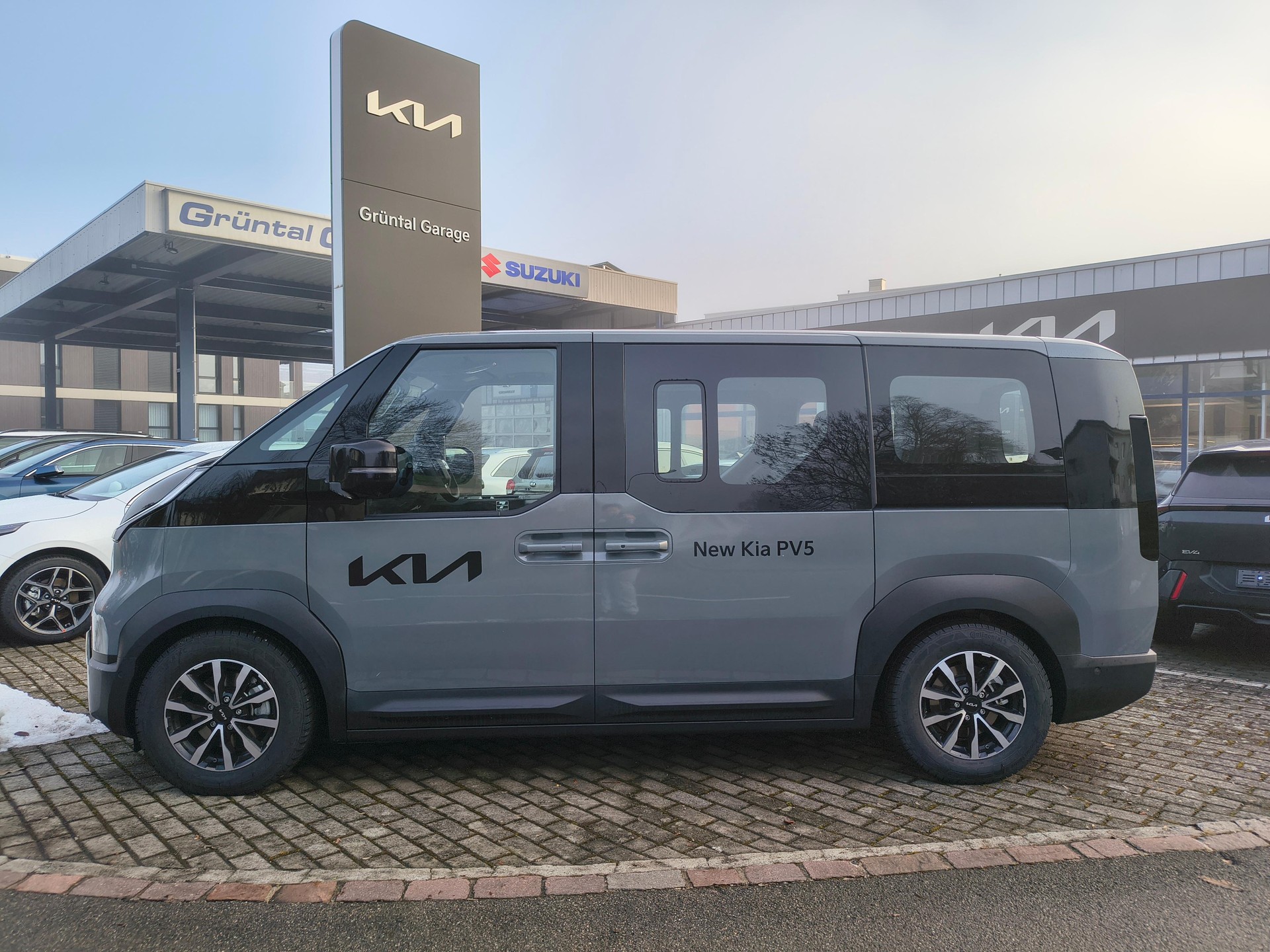 KIA PV5 Passenger 71.2 kWh Elite-image-1