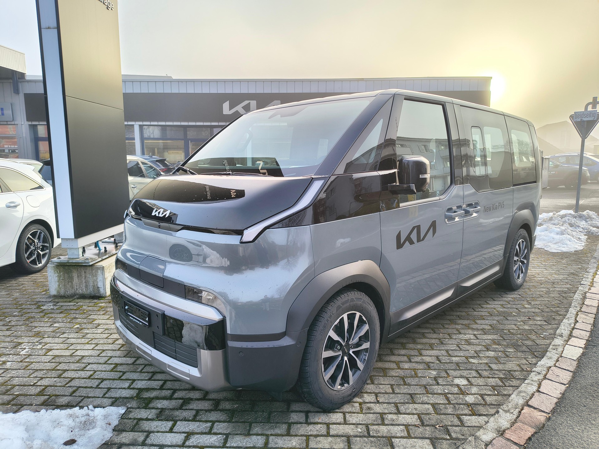 KIA PV5 Passenger 71.2 kWh Elite-image-0