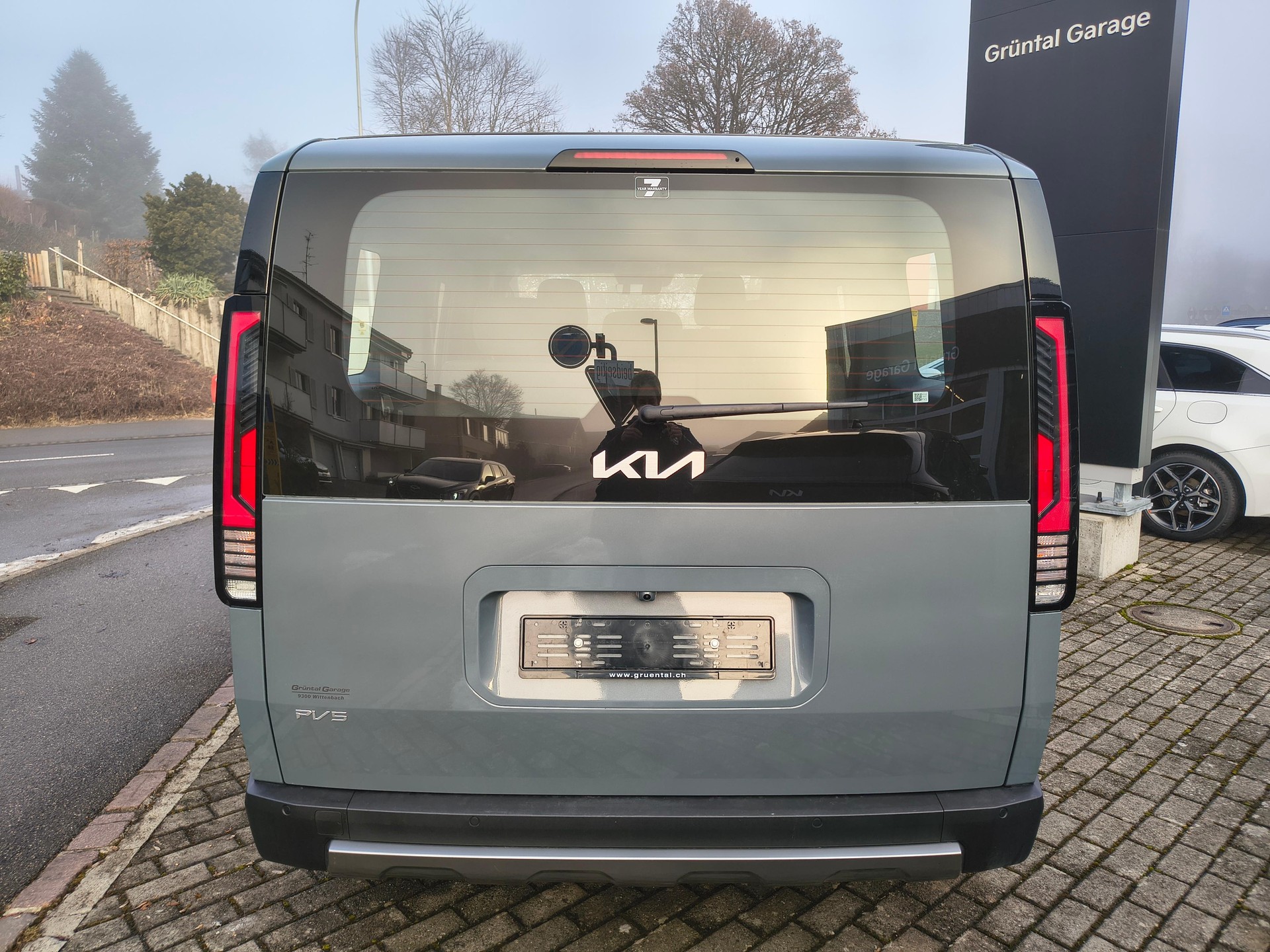 KIA PV5 Passenger 71.2 kWh Elite-image-3