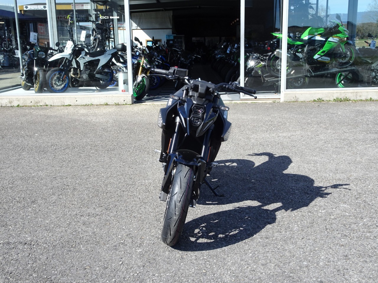 SUZUKI GSX 8 S Black&White-showroom-element-2