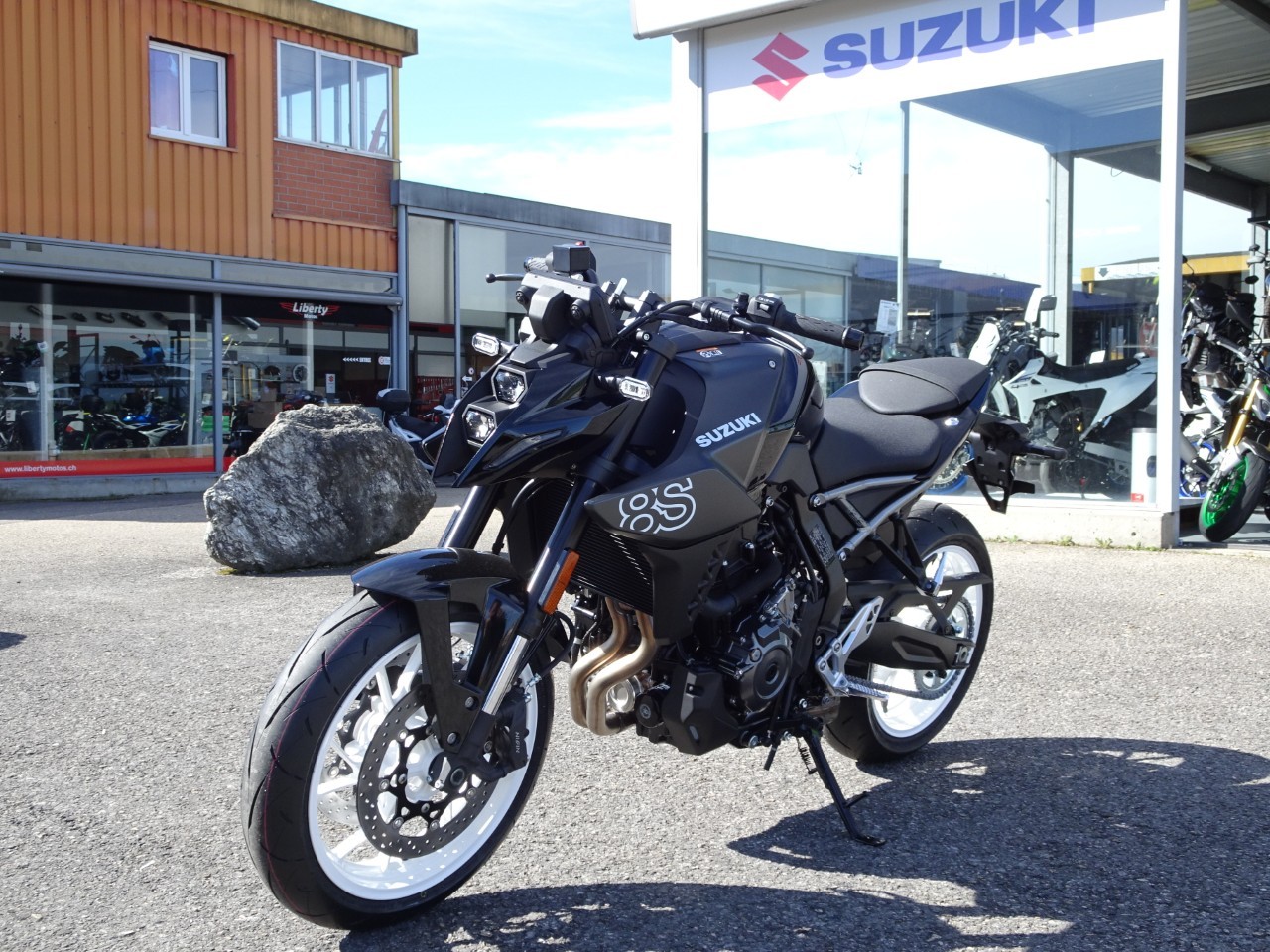 SUZUKI GSX 8 S Black&White-showroom-element-3
