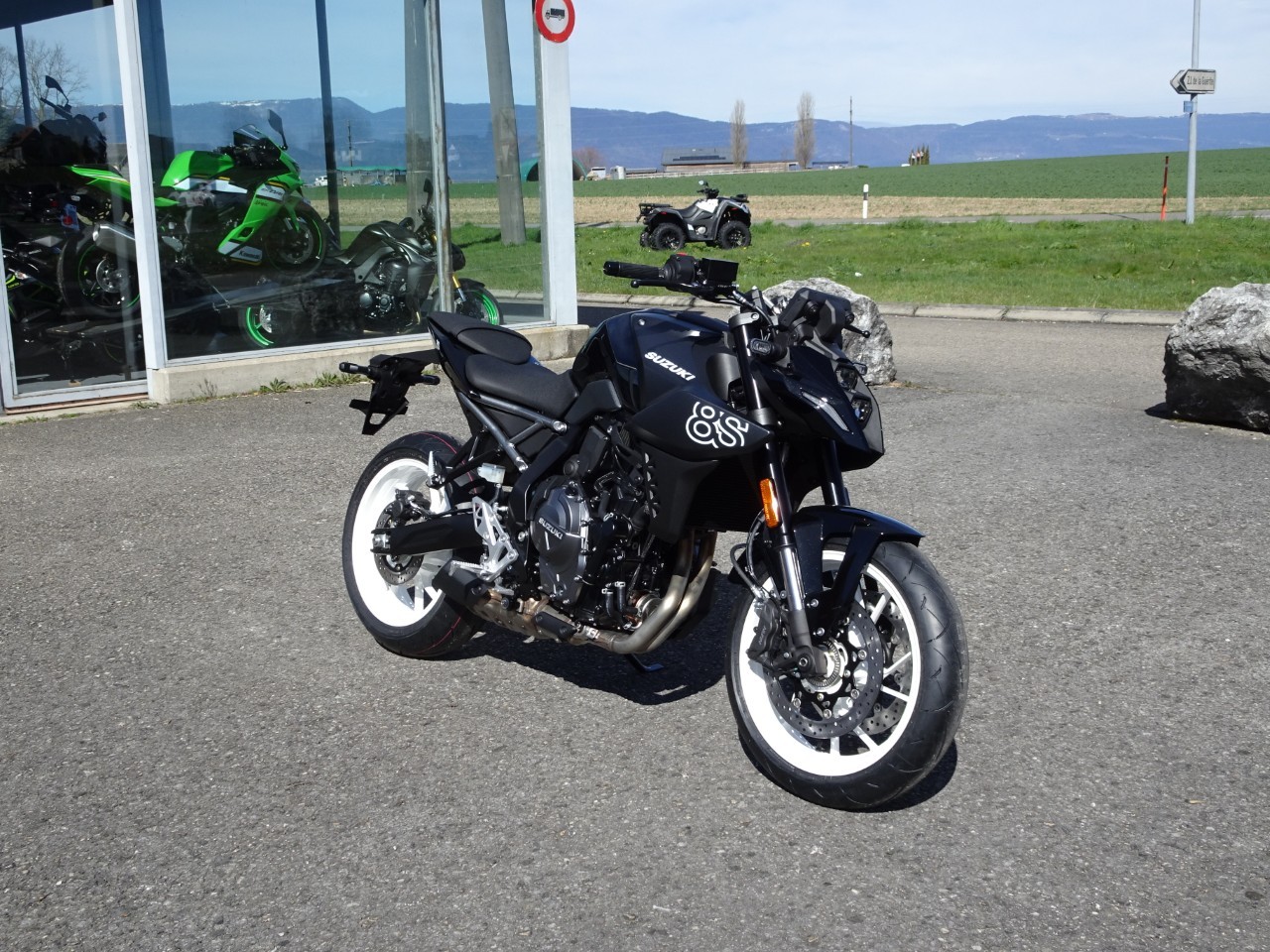 SUZUKI GSX 8 S Black&White-showroom-element-1
