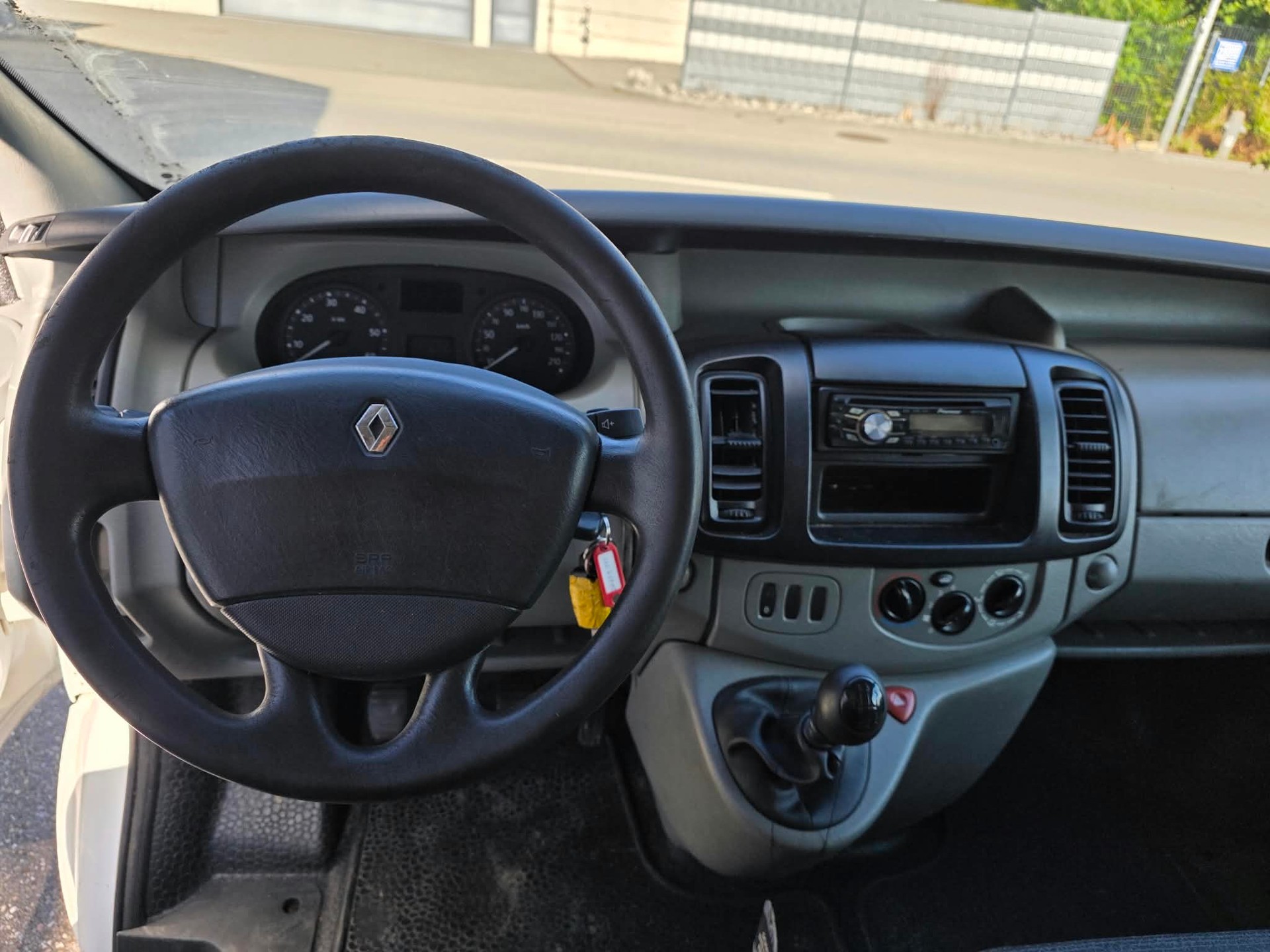 RENAULT Trafic 2.0 dCi 115 2.9t L2H1-image-12