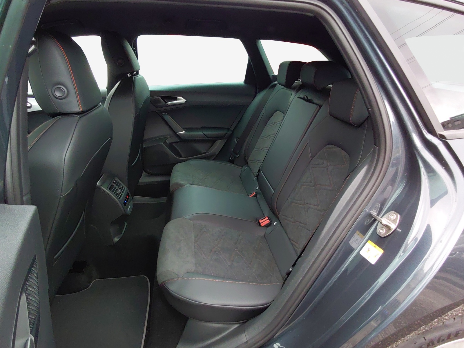 SEAT Leon ST 1.5 eHybrid pHEV DSG FR-image-11