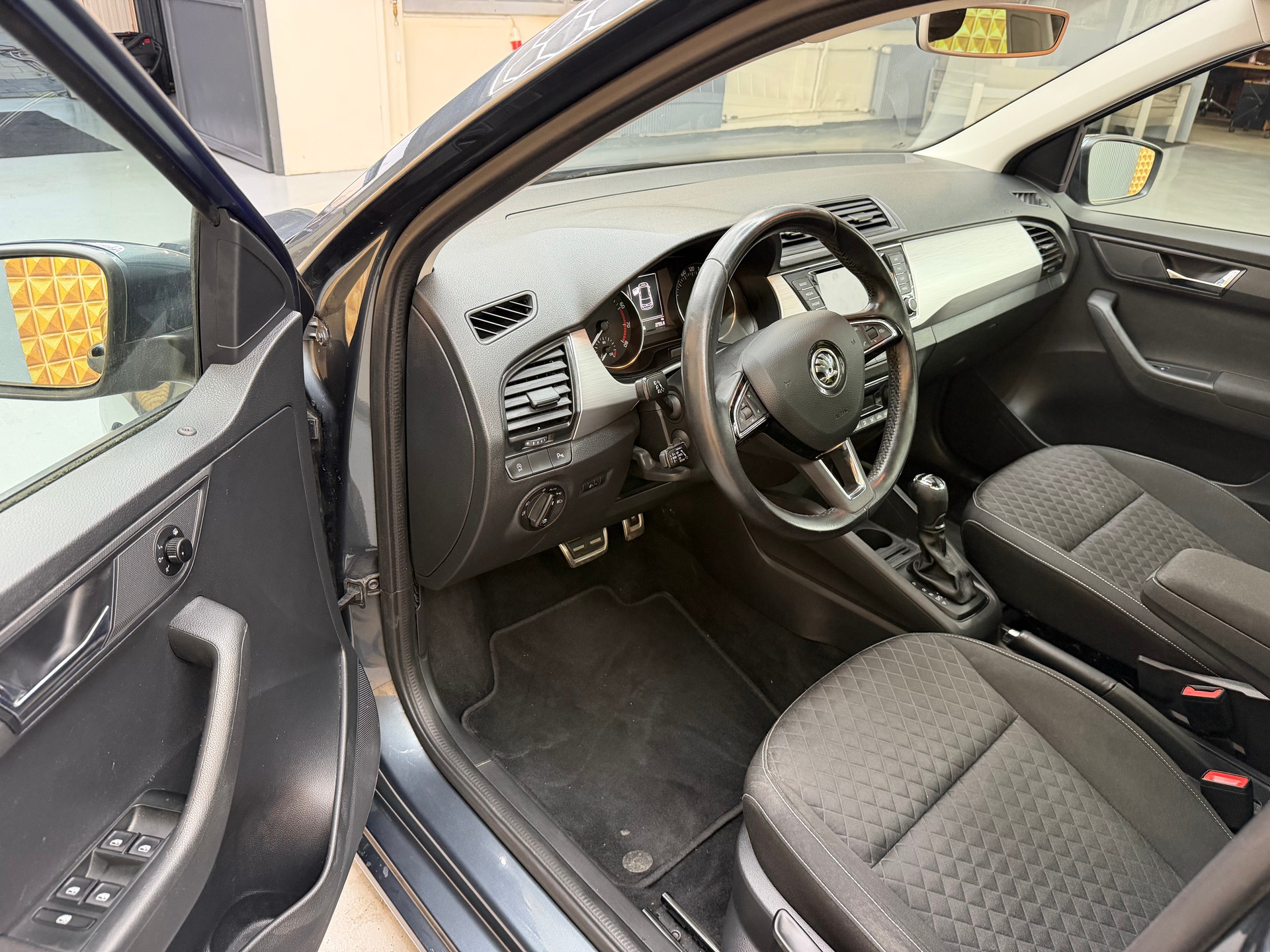 SKODA Fabia 1.0 TSI Ambition DSG-image-6