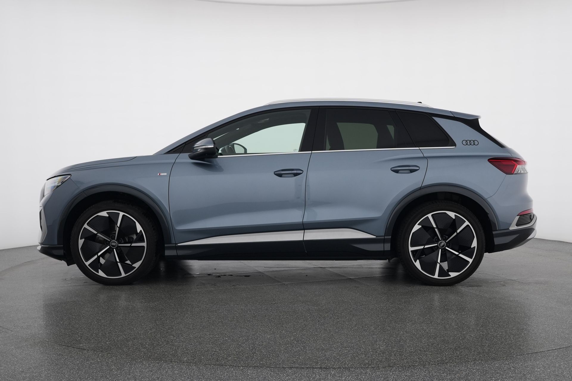 AUDI Q4 e-tron 45 quattro S line mit Panoramadach & Wärmepumpe-image-1
