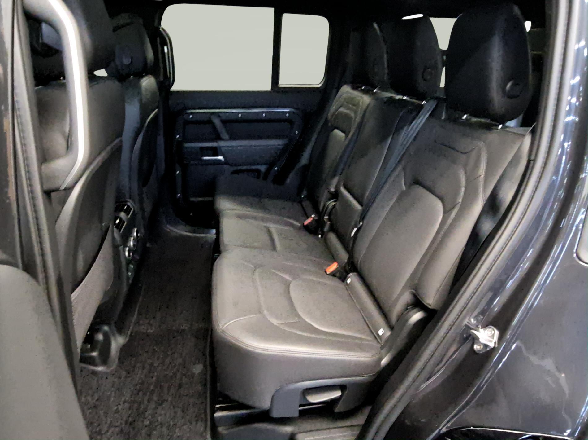 LAND ROVER Defender 130 3.0 D I6 350 X-Dynamic HSE-image-10