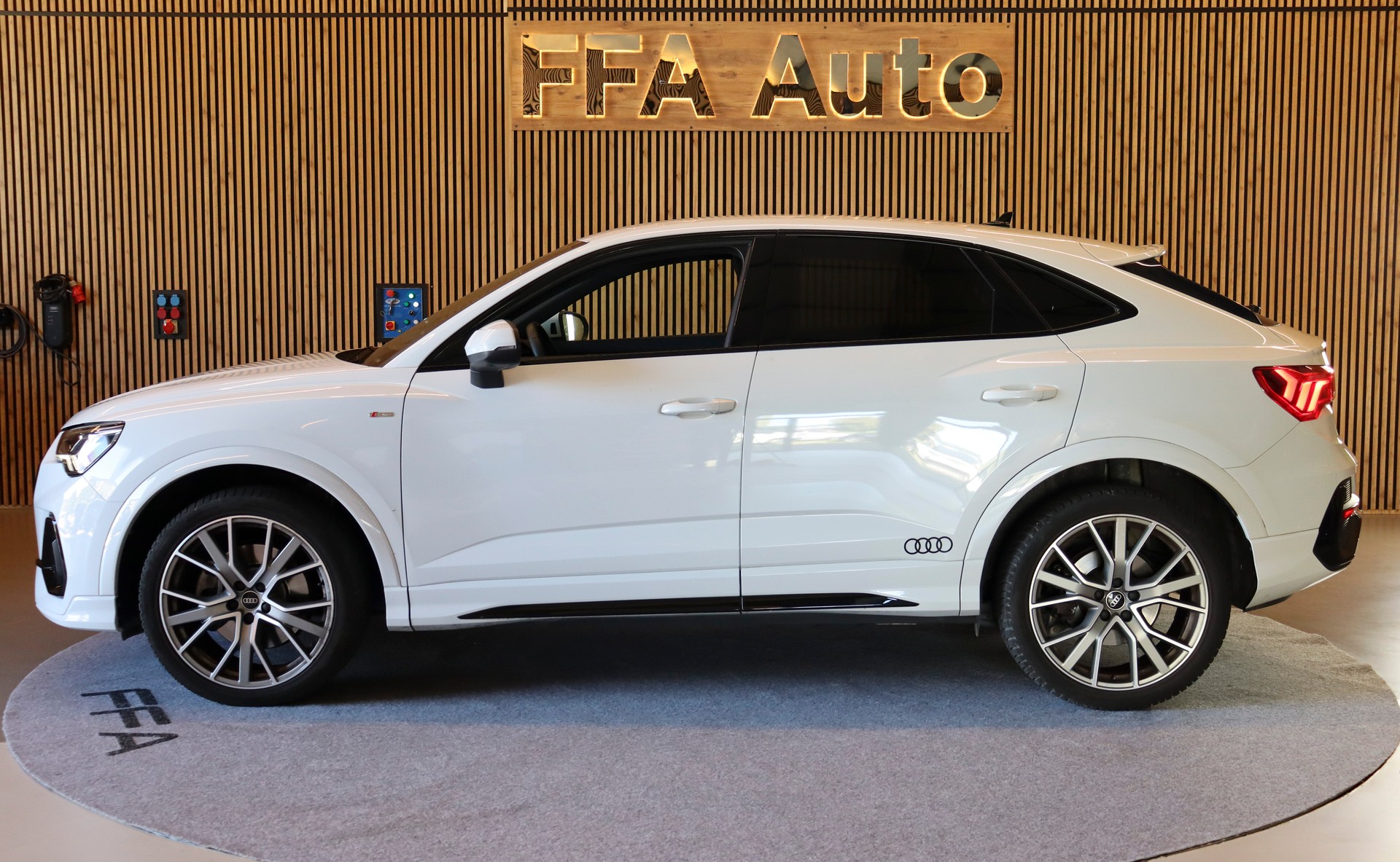 AUDI Q3 Sportback 2.0 40 TDI S line quattro S-Tronic-image-7